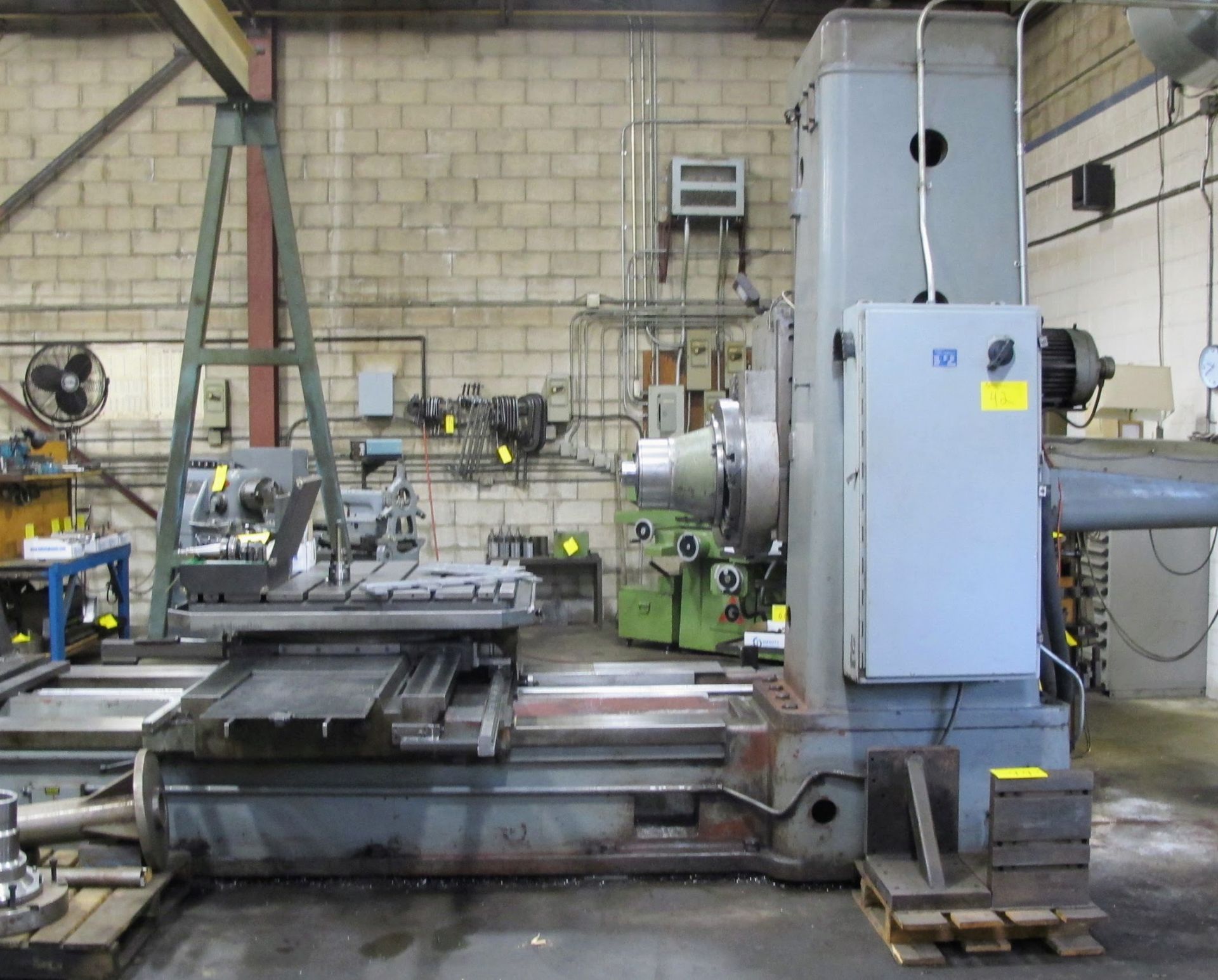 TOS W100 HORIZONTAL BORING MILL, ACU-RITE 4-AXIS DRO, 4" SPINDLE, 14 TO 1,120 RPM, 49" X 49" POWERED - Image 9 of 12