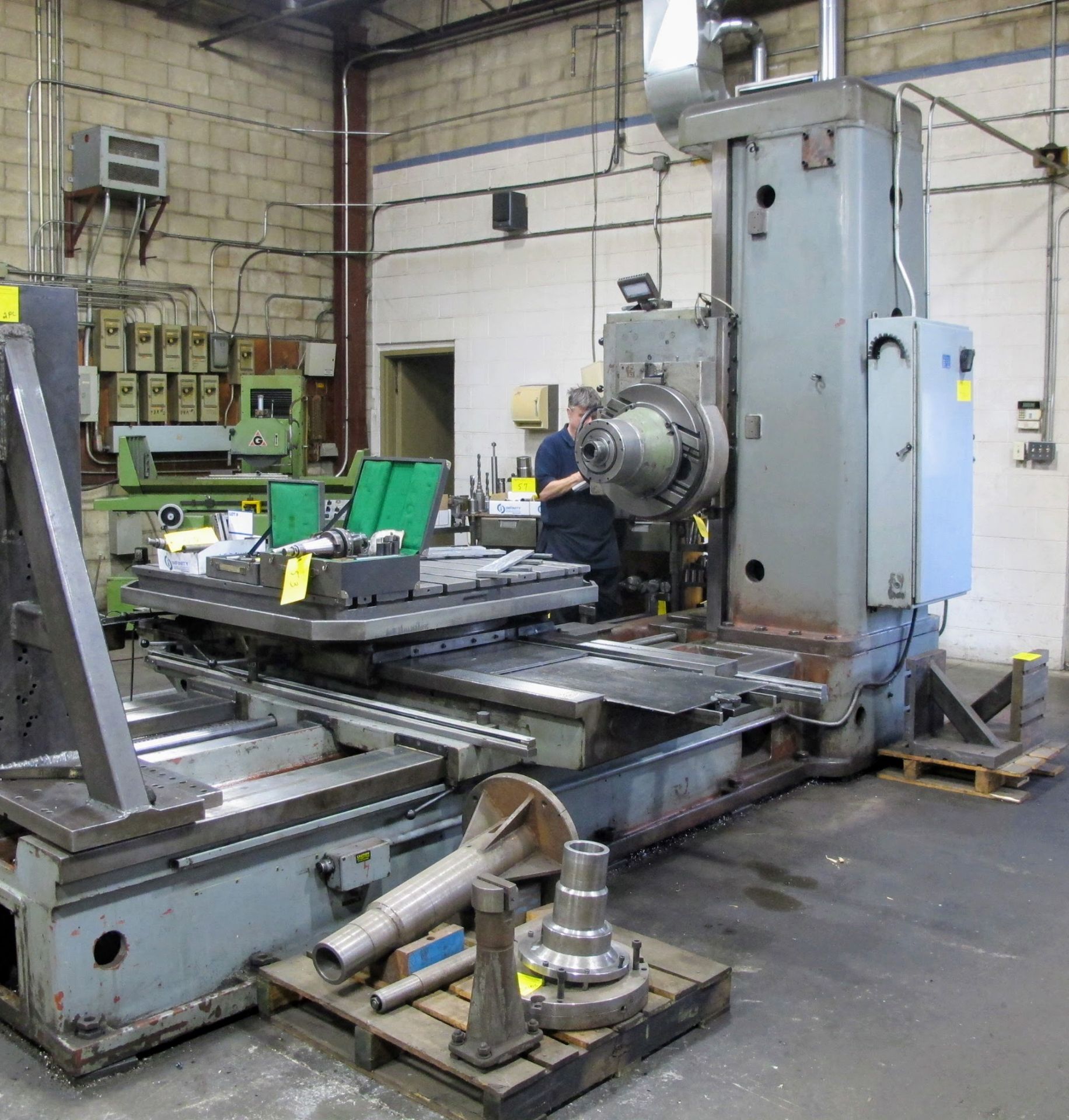 TOS W100 HORIZONTAL BORING MILL, ACU-RITE 4-AXIS DRO, 4" SPINDLE, 14 TO 1,120 RPM, 49" X 49" POWERED - Image 8 of 12