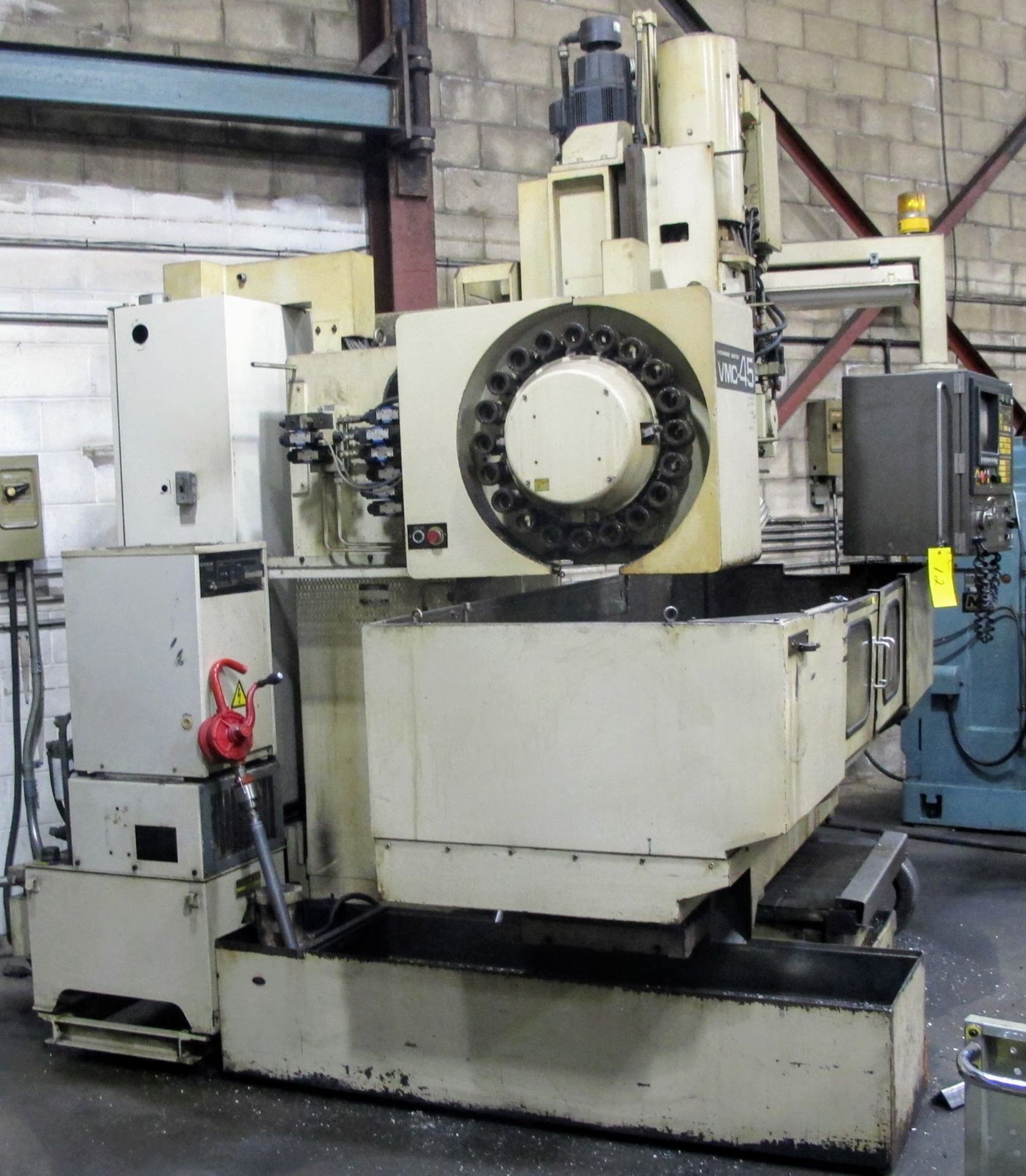 SHIBAURA VMC-45 CNC VERTICAL MACHINING CENTER, 18" X 40" TABLE, TOSNUC CNC CONTROLS, 20 ATC, COOLING - Image 4 of 5