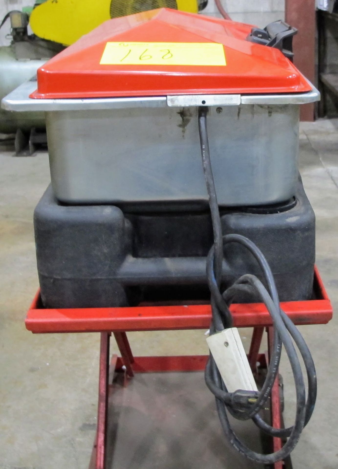 SAFETY KLEEN 60C PARTS WASHER W/SPLIT TRAY AND SCISSOR CART - Image 2 of 5