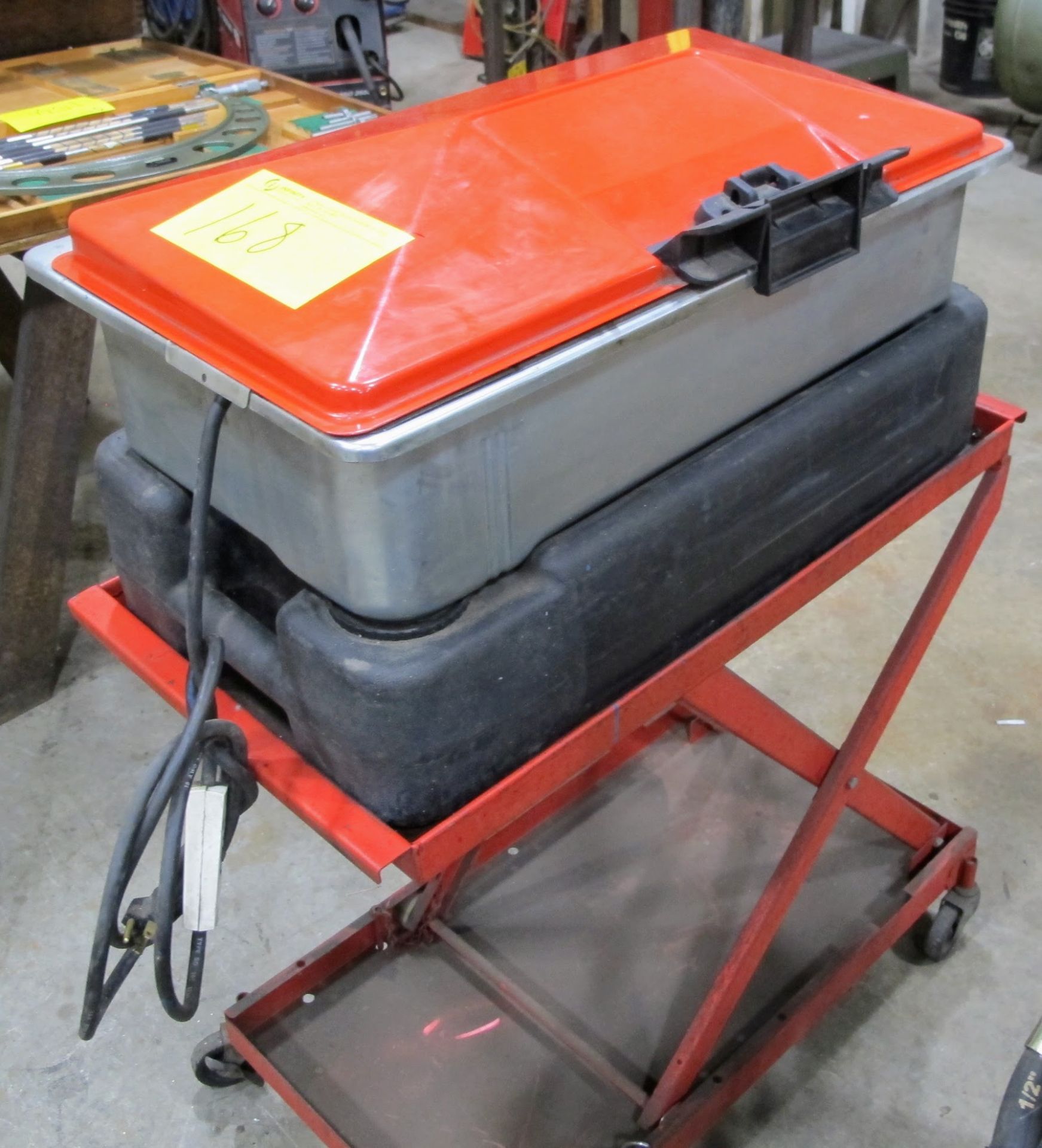 SAFETY KLEEN 60C PARTS WASHER W/SPLIT TRAY AND SCISSOR CART - Image 5 of 5