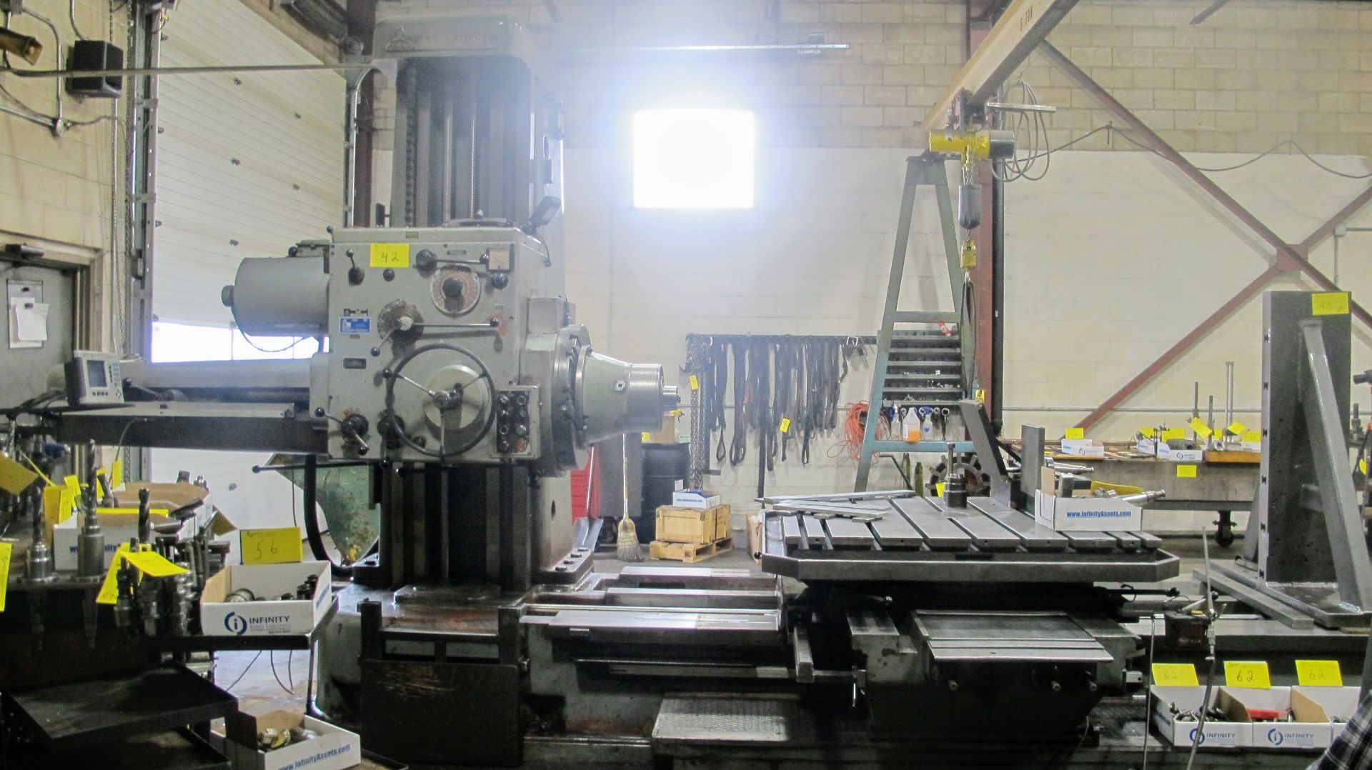 TOS W100 HORIZONTAL BORING MILL, ACU-RITE 4-AXIS DRO, 4" SPINDLE, 14 TO 1,120 RPM, 49" X 49" POWERED - Image 5 of 12