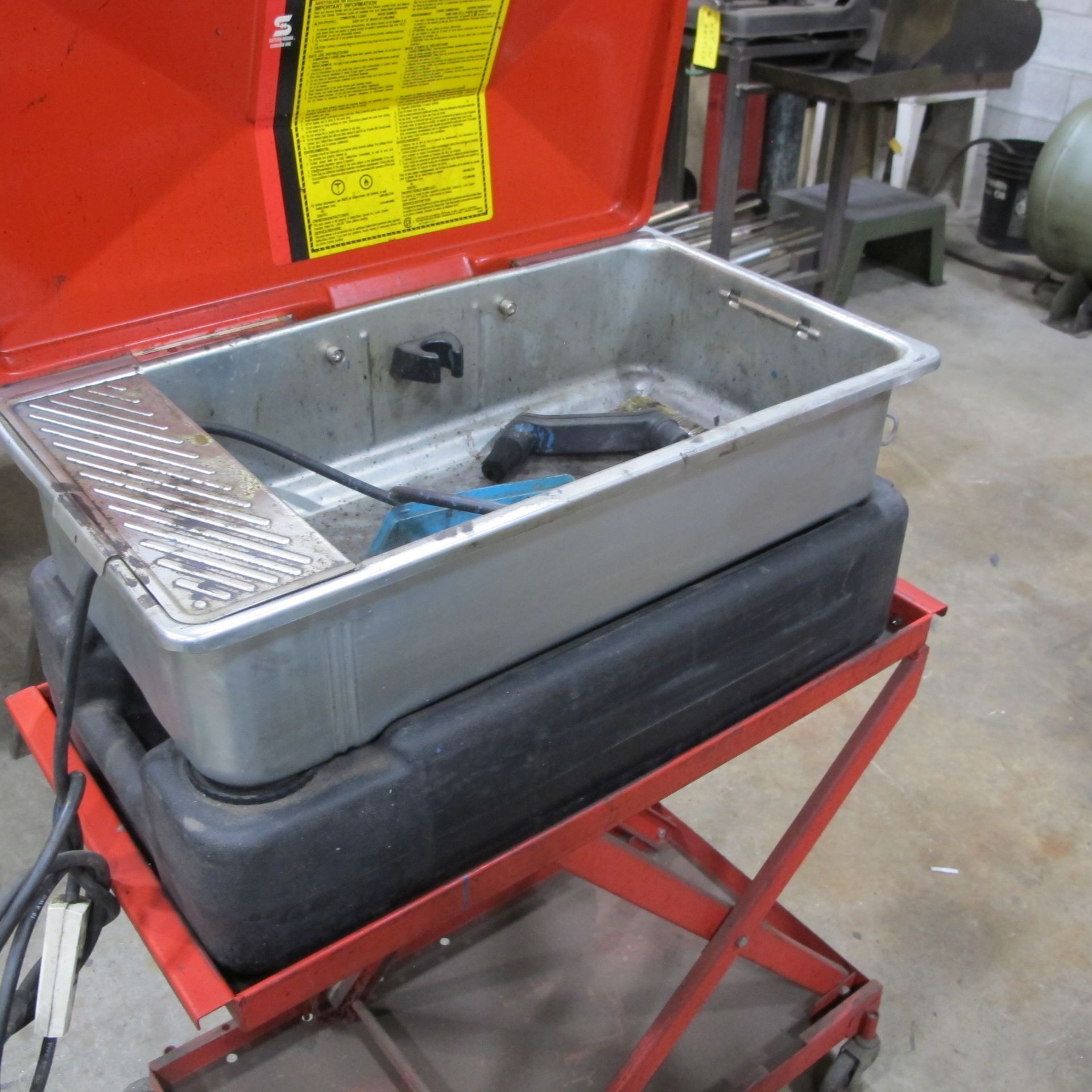 SAFETY KLEEN 60C PARTS WASHER W/SPLIT TRAY AND SCISSOR CART - Image 4 of 5