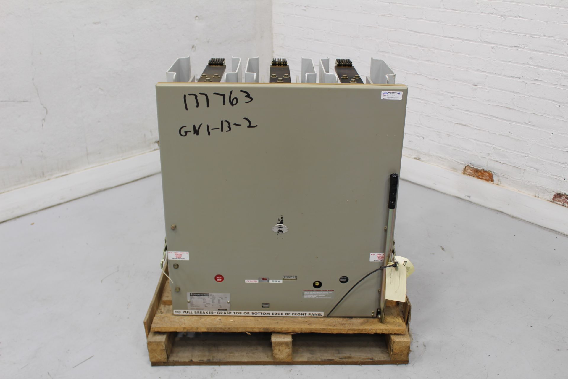 GENERAL ELECTRIC VB113.8-750-3 CIRCUIT BREAKER, 1200 A, 13.8 KV, 750 MVA POWER VAC, 125 VDC, TRIP