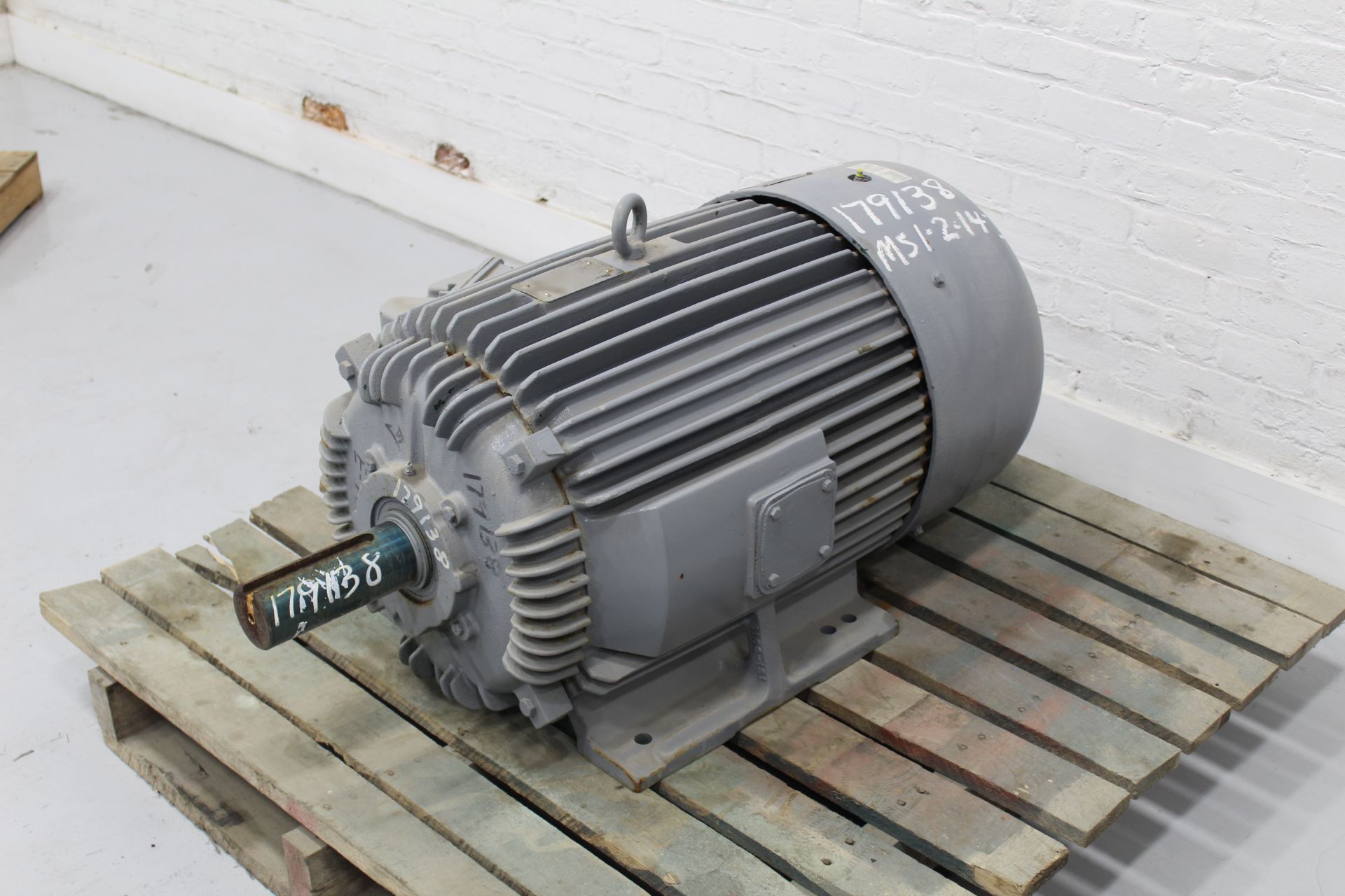 TOSHIBA A/C MOTOR, MODEL 6J4075L1A4, 75 HP, 1185 RPM, 460 VOLTS, 405T FRAME, UNUSED STOREROOM - Image 2 of 4