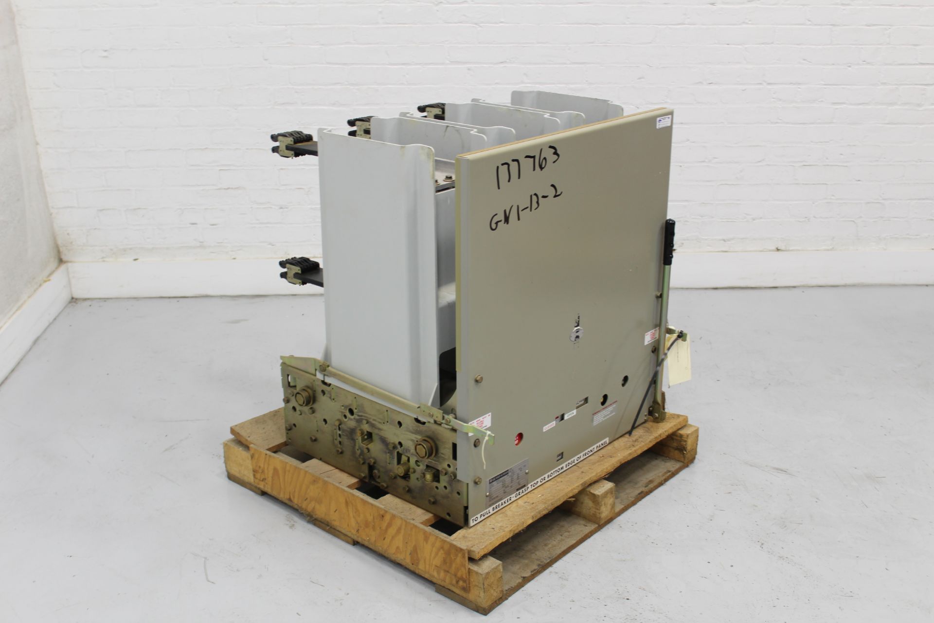 GENERAL ELECTRIC VB113.8-750-3 CIRCUIT BREAKER, 1200 A, 13.8 KV, 750 MVA POWER VAC, 125 VDC, TRIP - Image 3 of 5