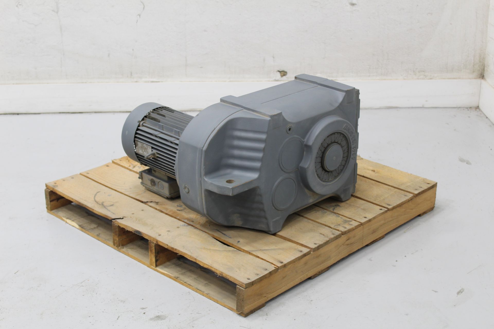 SEW EURODRIVE A/C MOTOR WITH GEAR DRIVE, MODEL FA97 DV132S4, 7 HP (5.5 KW), 1720 RPM/18 RPM, 277/480 - Image 2 of 4