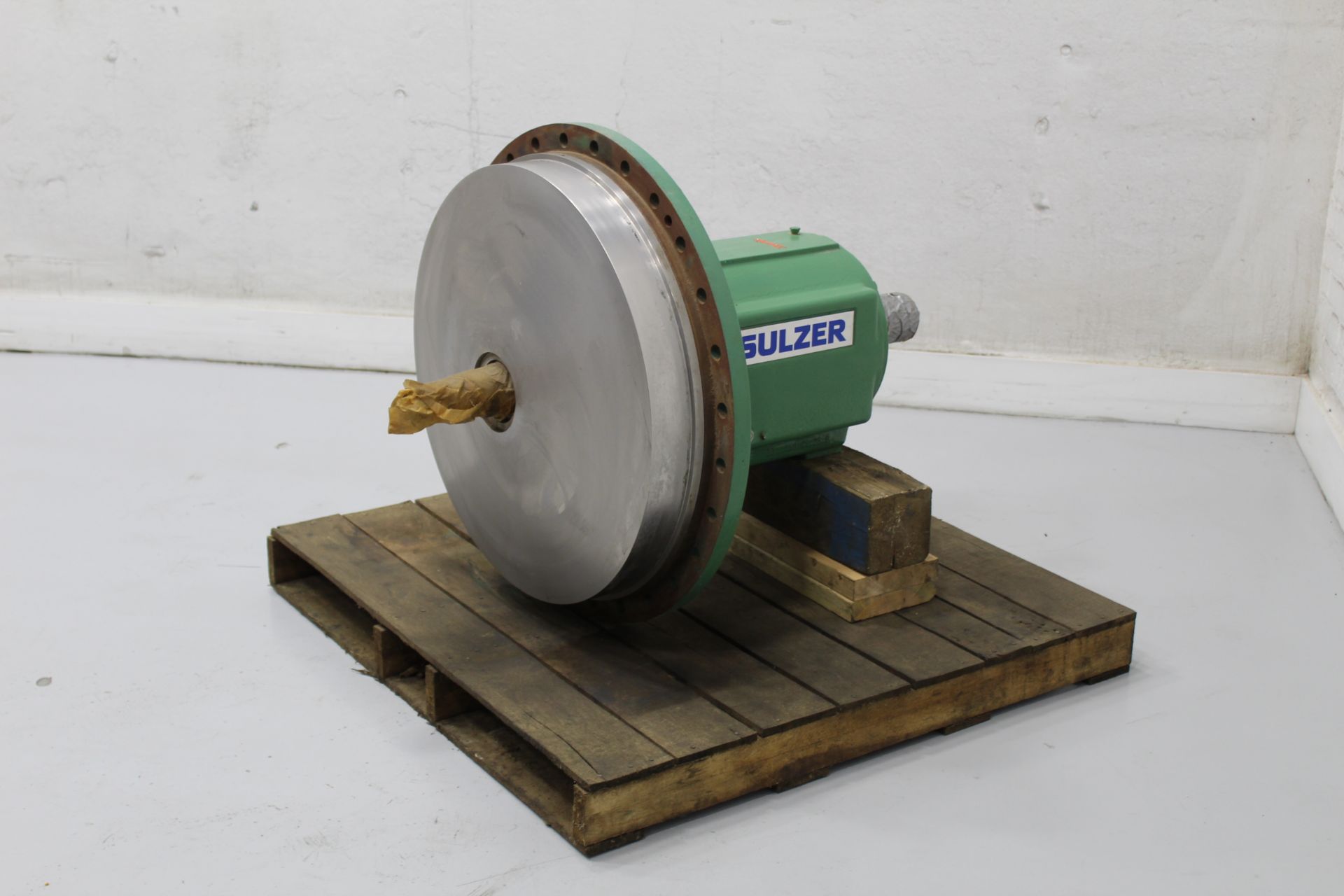 SULZER APT61-24 PUMP POWER END, WITH 28" DIAMETER STUFFING BOX COVER, PACKING (42968, LOCATED IN - Image 2 of 3