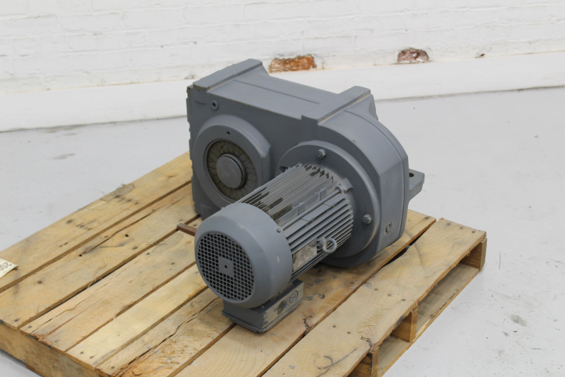 SEW EURODRIVE A/C MOTOR WITH GEAR DRIVE, MODEL FA97 DV132S4, 7 HP (5.5 KW), 1720 RPM/18 RPM, 277/480 - Image 3 of 4