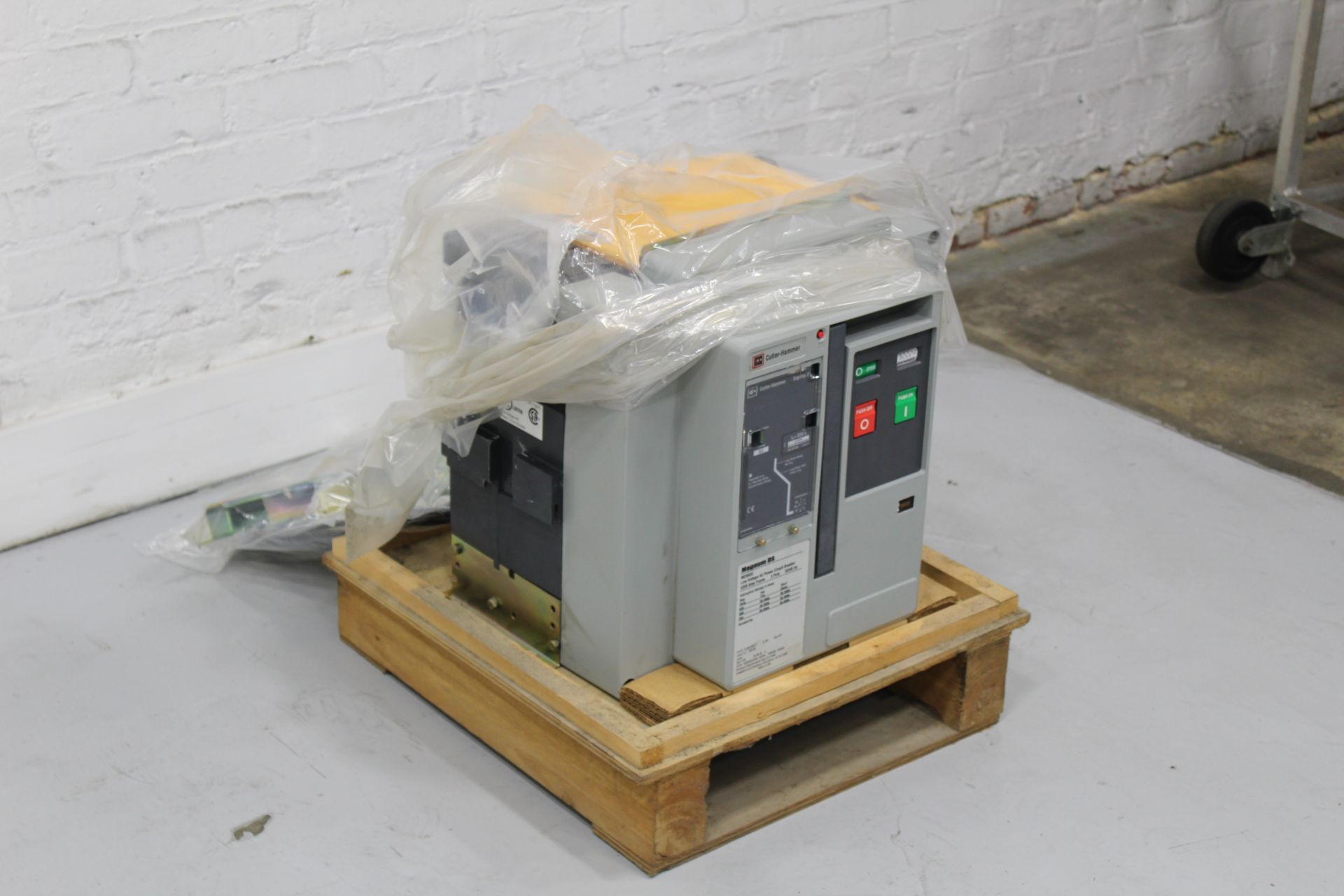 CUTLER HAMMER MDS6323HEA CIRCUIT BREAKER, 3200 AMPS, 600 VOLTS, 3PH WITH DIGITRIP 220 (LI), 3200A - Image 2 of 4