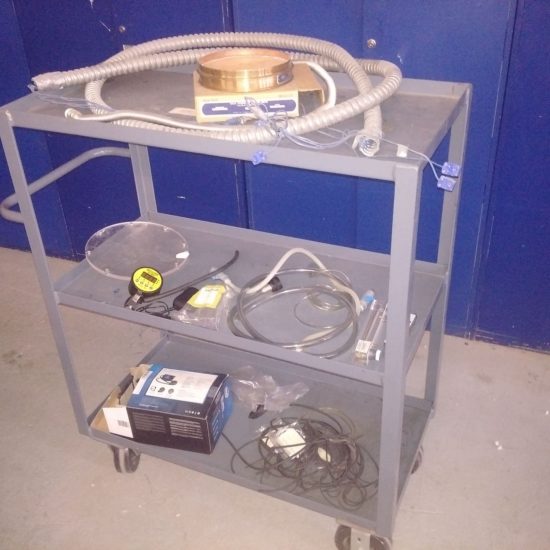 LOT - CABINET WITH CONTENTS: Digital Pressure Switch MD-S800V; Flowmeters for liquids, 4 graphite - Image 3 of 3