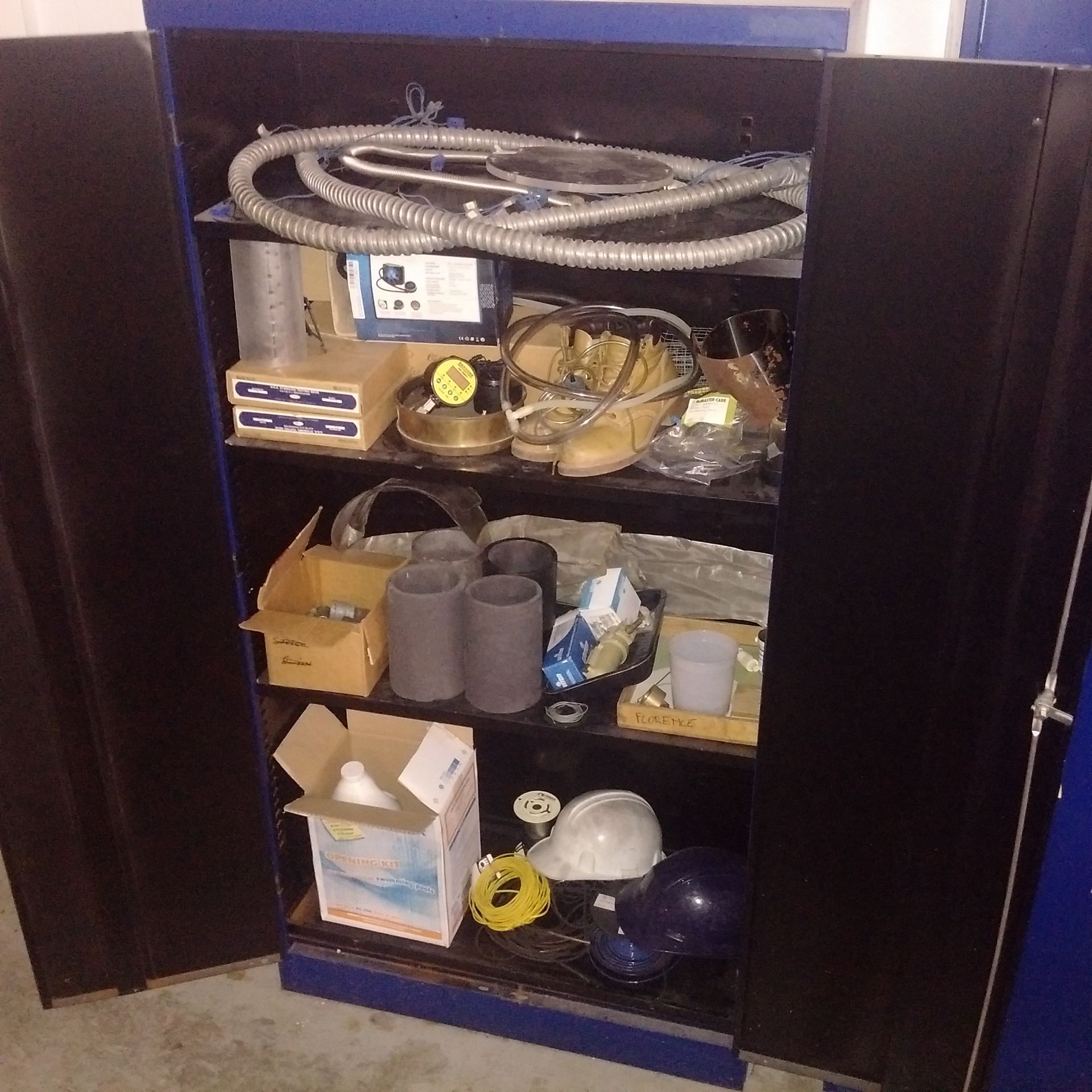 LOT - CABINET WITH CONTENTS: Digital Pressure Switch MD-S800V; Flowmeters for liquids, 4 graphite - Image 2 of 3