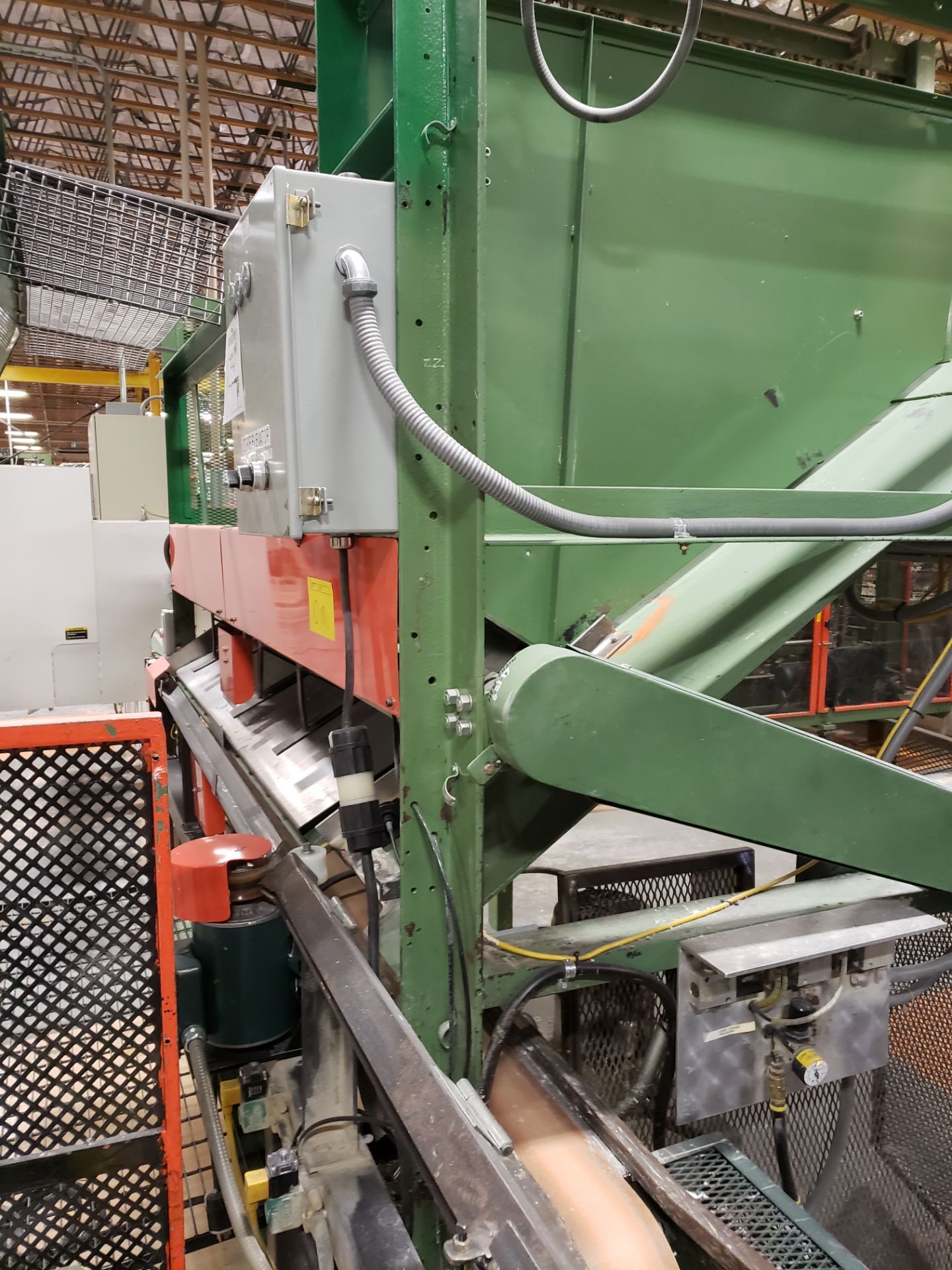 CORE ELEVATOR, HOPPER, WITH WHITE CART AND CONVEYOR UNDER HOPPER (B2 LINE)