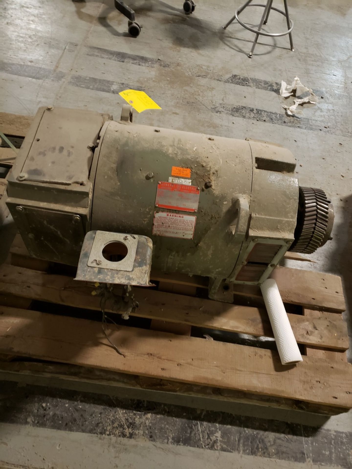 PALLET OF 1 GENERAL ELECTRIC 500 VOLT DC MOTOR 100 HP, 1750 RPM, CONDITION UN KNOWN (POLY STORAGE