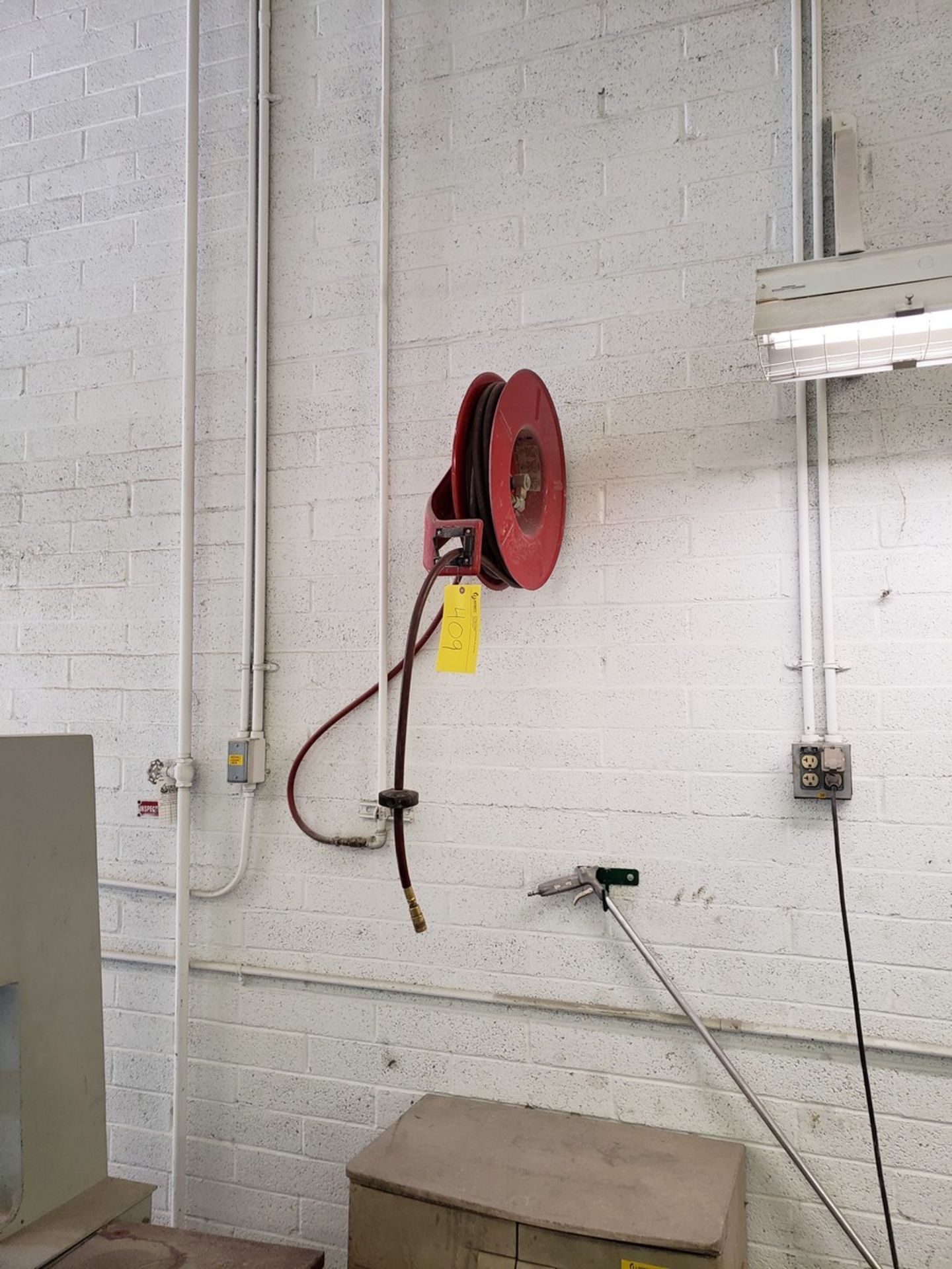 REEL CRAFT AIR HOSE REELS X 3, 2 MOUNTED ON WALL 1 IN CEILING, 50 FOOT HOSES (MACHINE SHOP) - Image 3 of 3