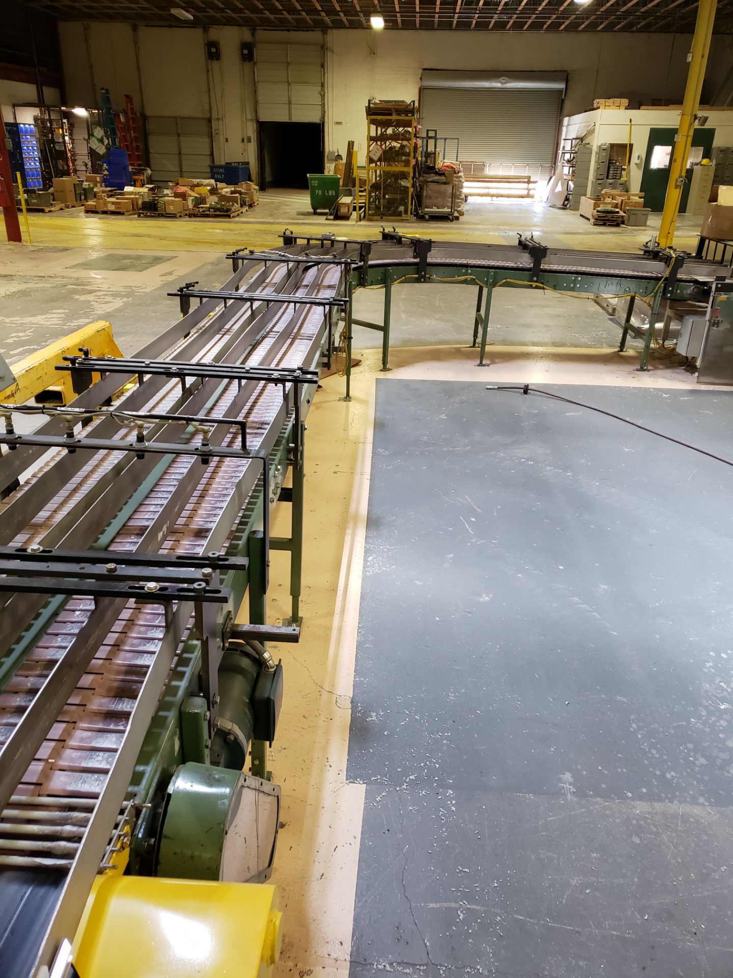 90 DEGREE CONVEYOR, 9' X 18' LONG, 4 LANE ADJUSTABLE RAILS (B2 LOG SAW DISCHARGE)