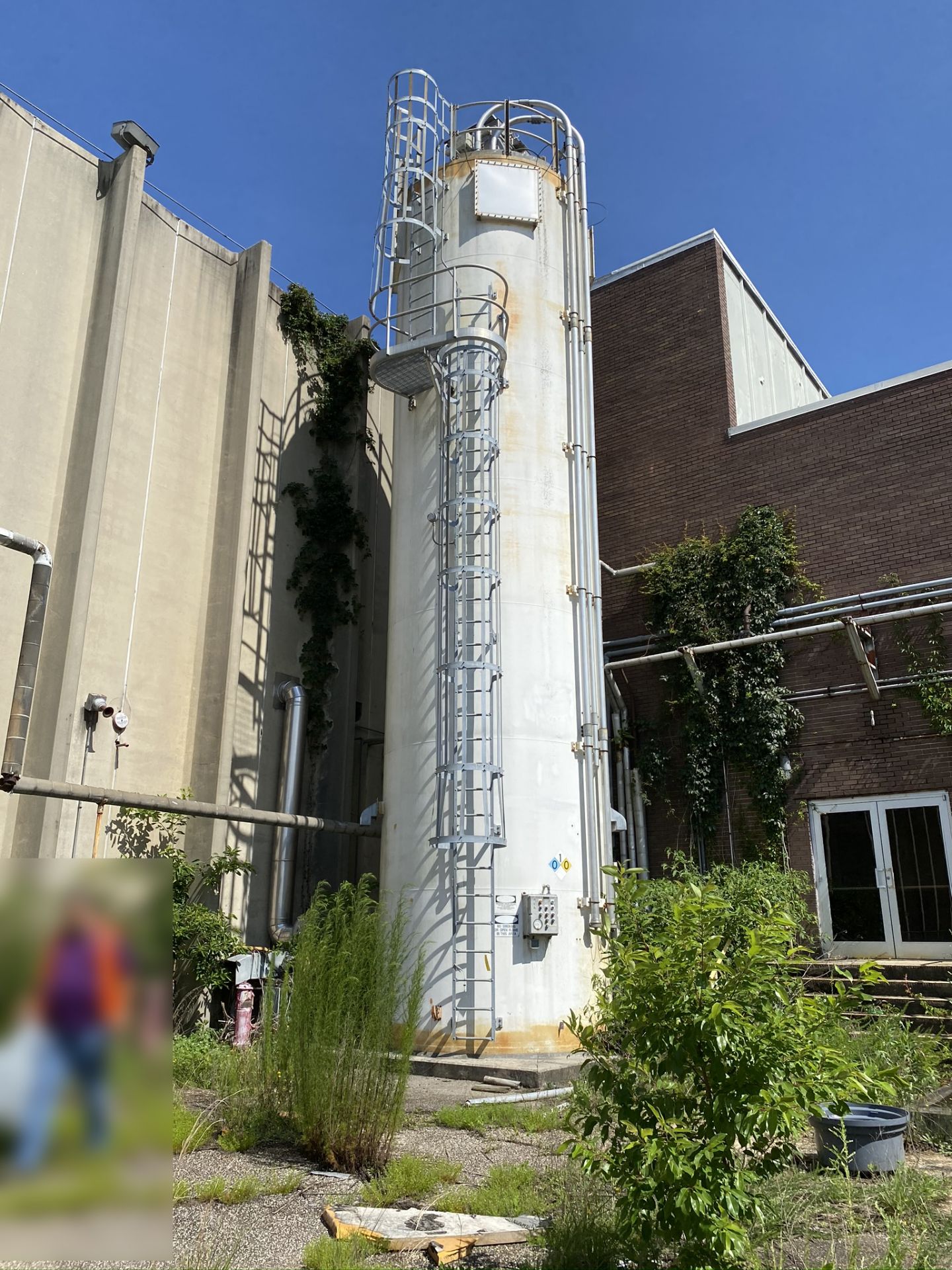 1994 41' HIGH X 10' DIAMETER SILO W/ CONTROLS, 2,100 CU. FT CAP., PRODUCT: PVA, 40 PCF, DESIGNED FOR