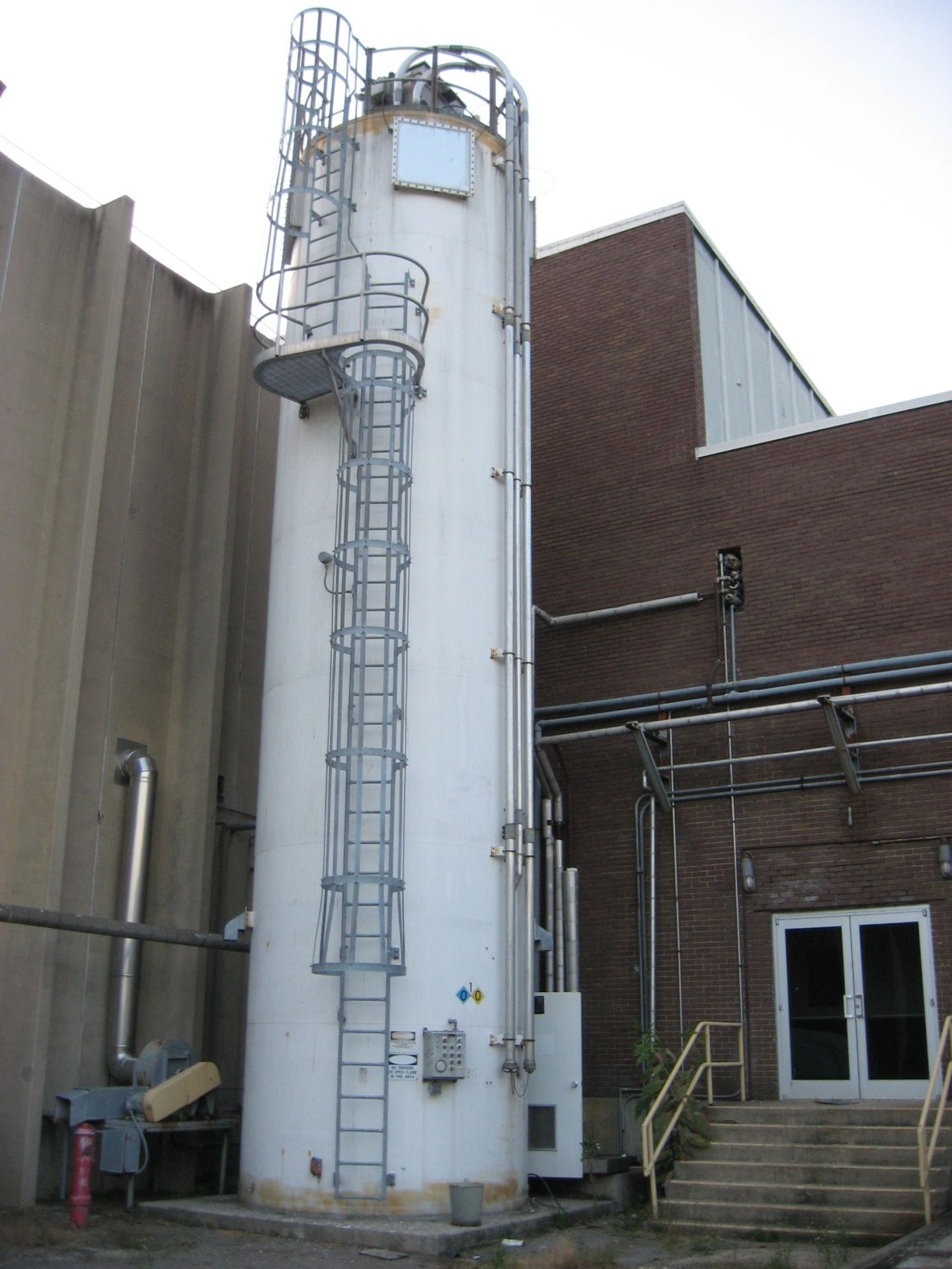 1994 41' HIGH X 10' DIAMETER SILO W/ CONTROLS, 2,100 CU. FT CAP., PRODUCT: PVA, 40 PCF, DESIGNED FOR - Image 3 of 12