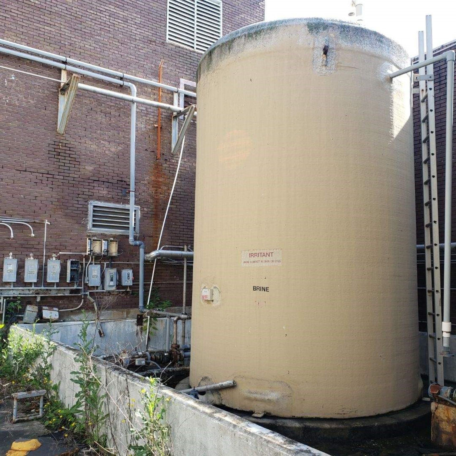 2 smaller tanks in front of Scotland. Palmer Brine tank. S/N 9872, 16'3'' high, 10' diameter. Bulk - Image 2 of 5