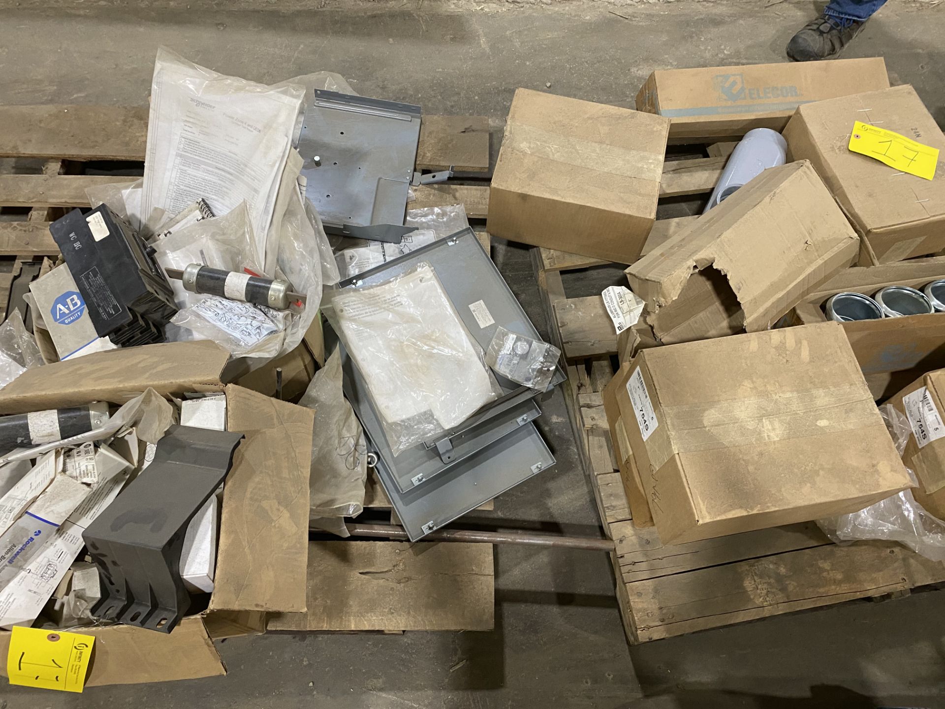 Pallet of miscellaneous electrical. (P3) - Image 3 of 5