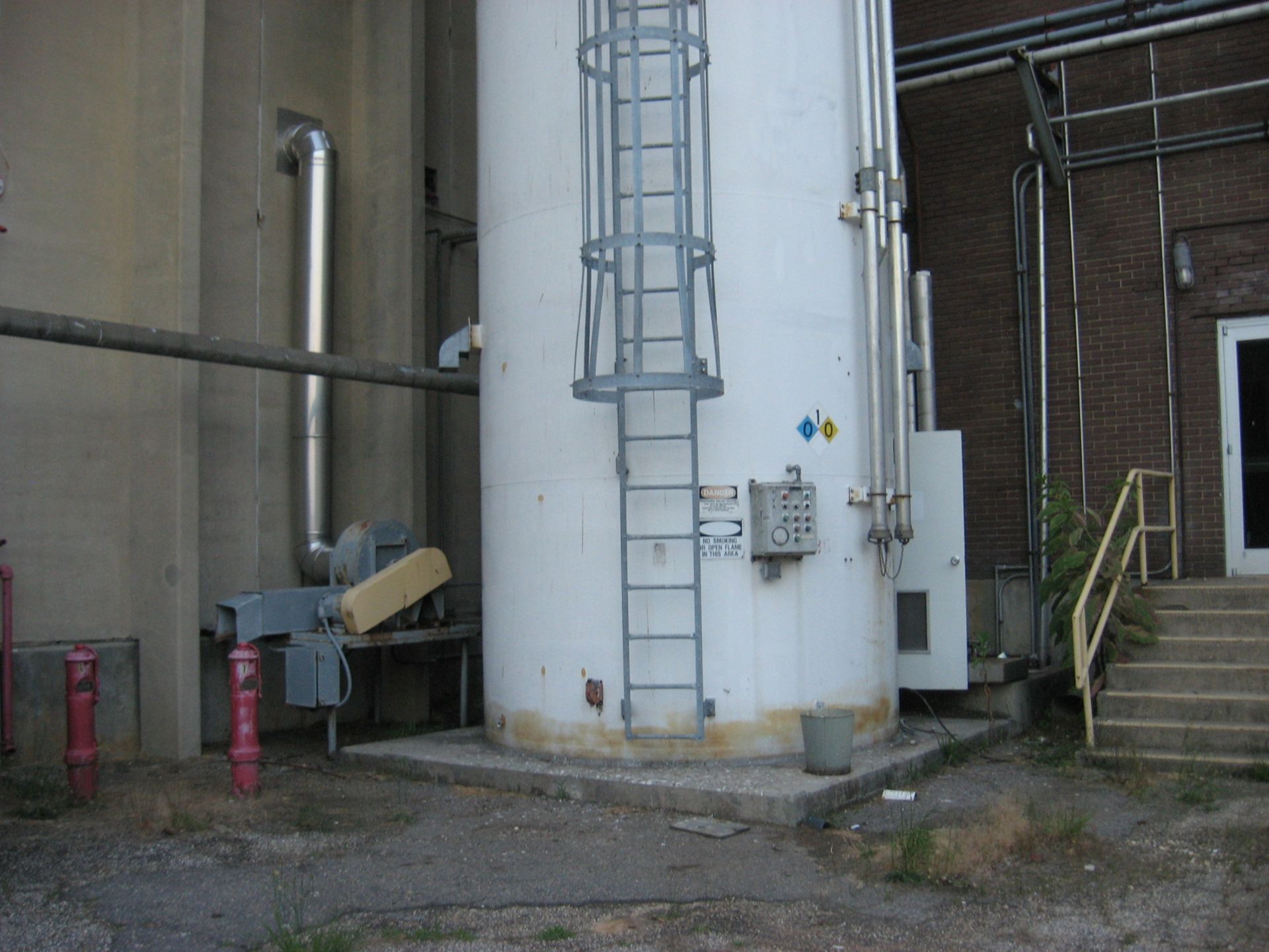 1994 41' HIGH X 10' DIAMETER SILO W/ CONTROLS, 2,100 CU. FT CAP., PRODUCT: PVA, 40 PCF, DESIGNED FOR - Image 5 of 12