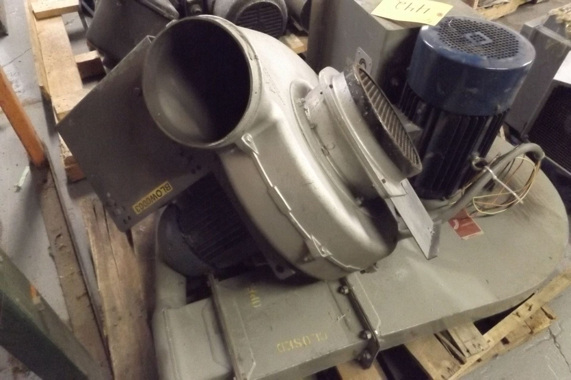 LOT OF 2 BLOWER MOTORS  ( NO TECHNICAL INFO AVALIBLE )  (MAINT SHOP) - Image 2 of 4