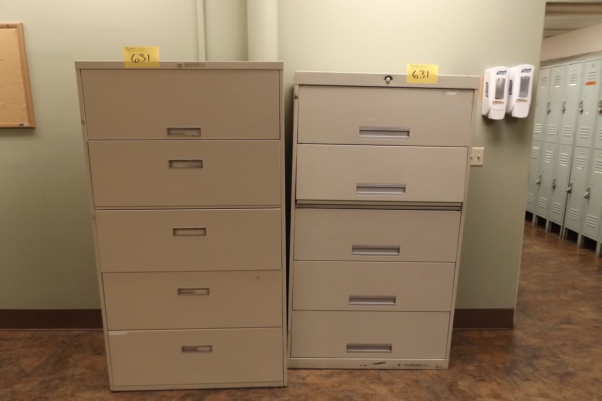 LOT OF ASSORTED OFFICE FURNITURE ,INCLUDED ARE, 1 DESK, 3 METAL FILLING CABINETS, 1 SMALL METAL - Image 3 of 4