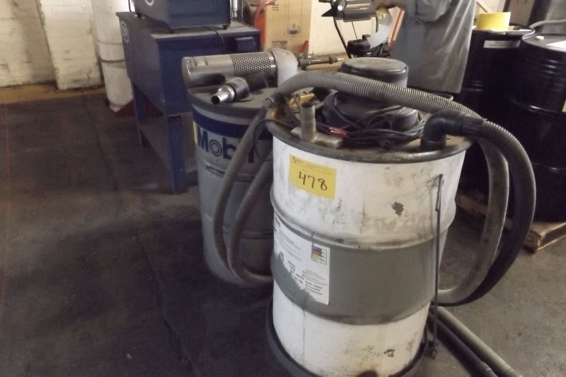 LOT OF 2 ,  55 GAL BARREL TOP SHOP VACUUMS, CW/ BARRELS  (MAINT SHOP) - Image 2 of 2