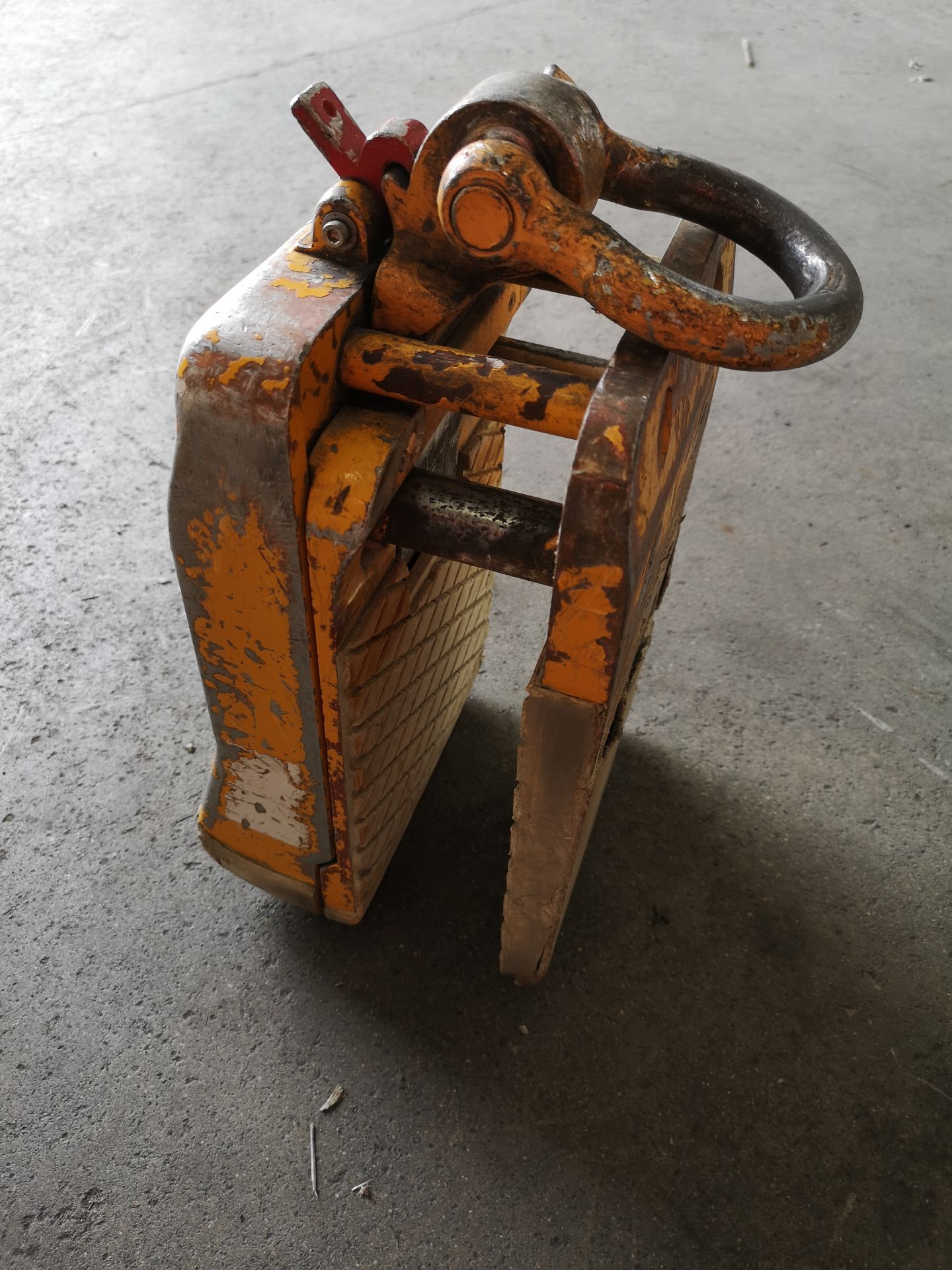 PLATE GRABBER/CLAMP, 2,100LB CAP. (NOTE: SUBJECT TO LATE REMOVAL, PICKUP ON JUNE 30TH) - Image 5 of 5