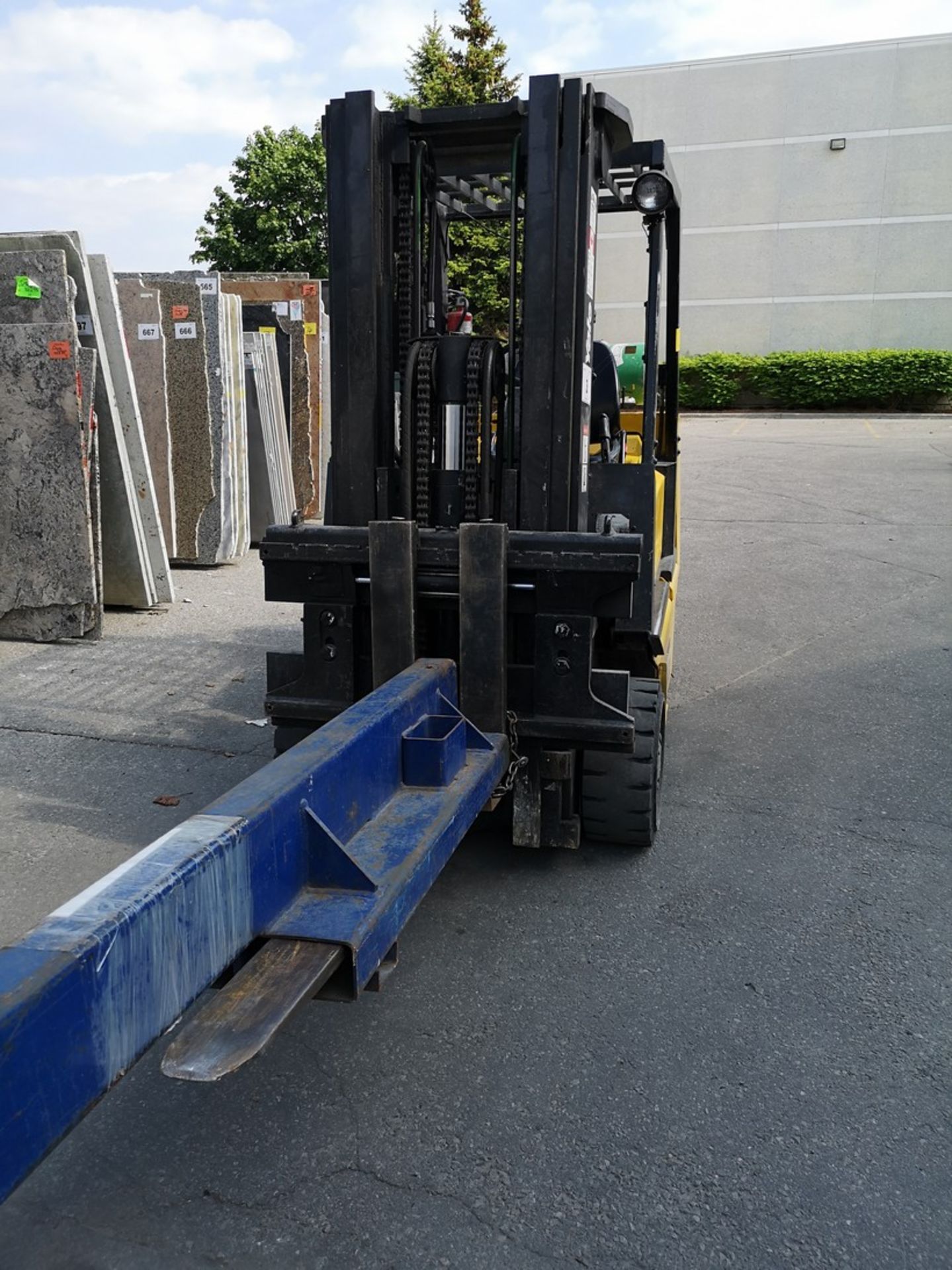 YALE PROPANE FORKLIFT MODEL GLCO8LMGAF085, TYPE LP, 8,000 LBS CAP. (NOTE: SUBJECT TO LATE REMOVAL, - Image 6 of 8