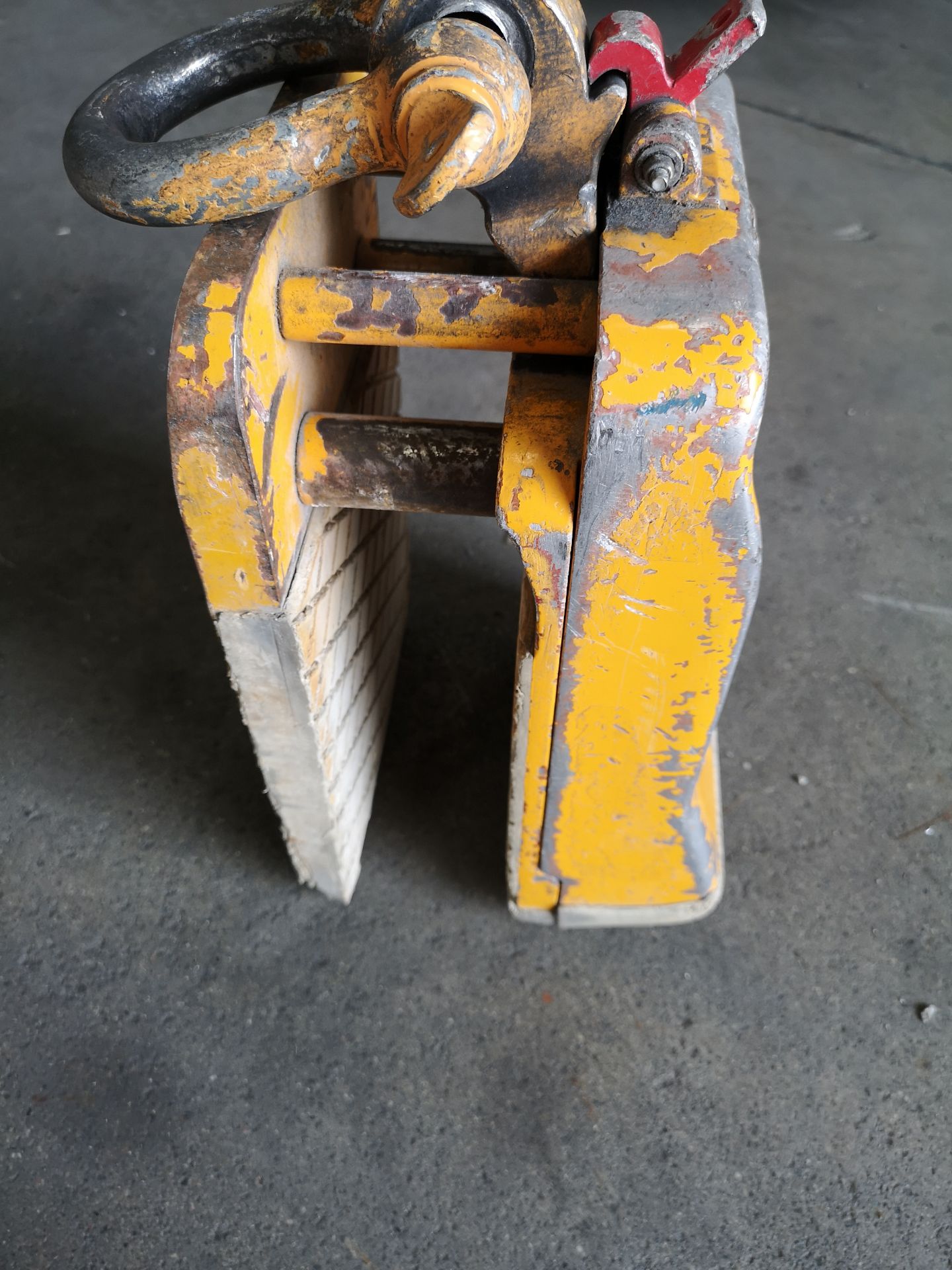 PLATE GRABBER/CLAMP, 2,100LB CAP. (NOTE: SUBJECT TO LATE REMOVAL, PICKUP ON JUNE 30TH) - Image 2 of 5