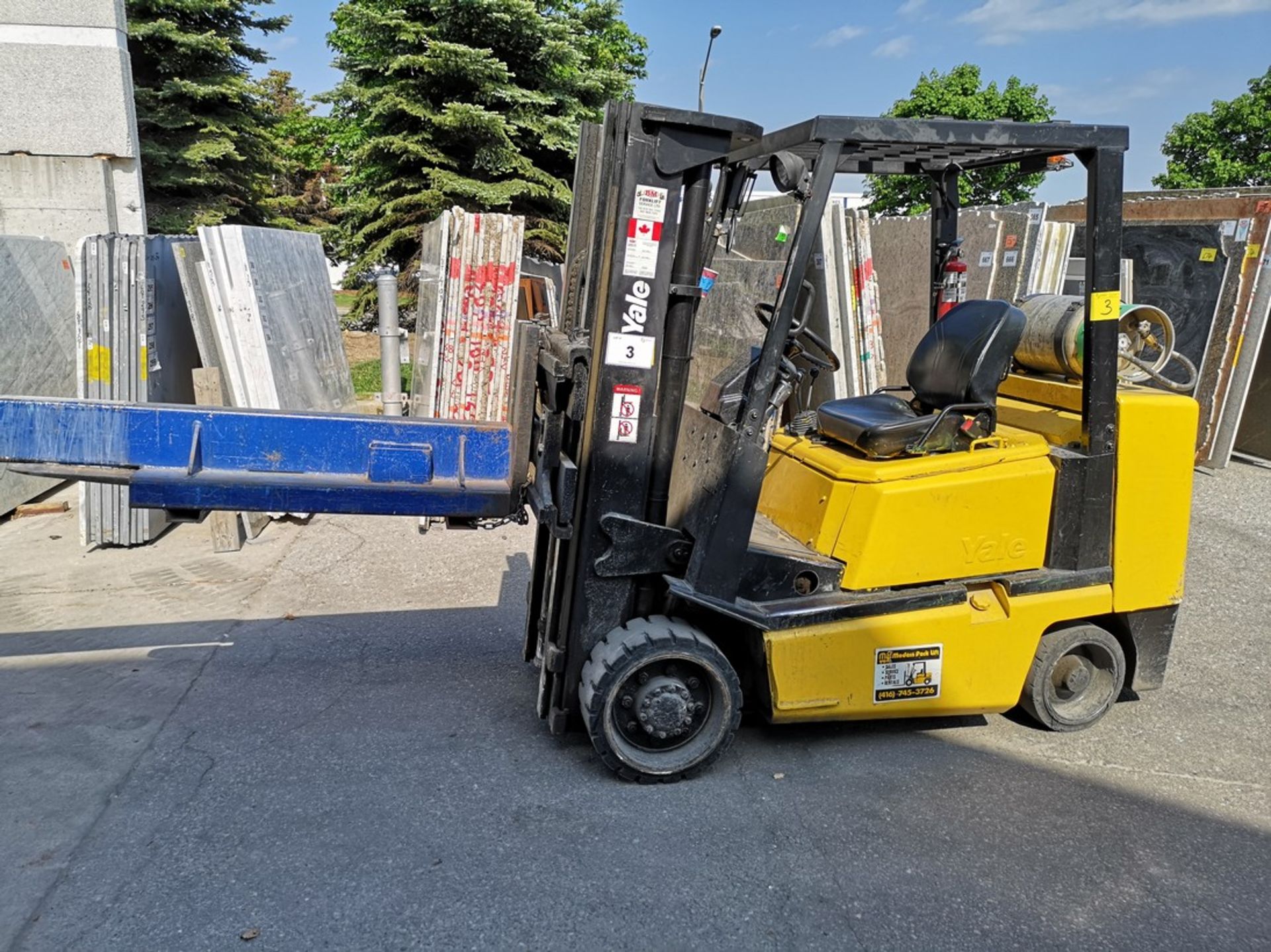 YALE PROPANE FORKLIFT MODEL GLCO8LMGAF085, TYPE LP, 8,000 LBS CAP. (NOTE: SUBJECT TO LATE REMOVAL,