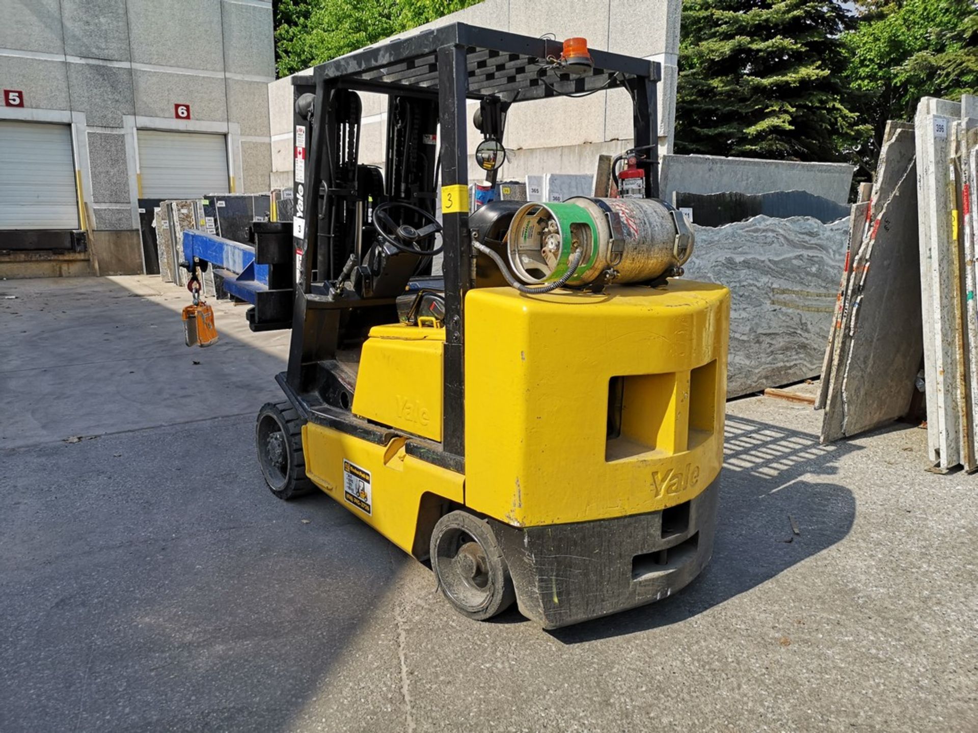 YALE PROPANE FORKLIFT MODEL GLCO8LMGAF085, TYPE LP, 8,000 LBS CAP. (NOTE: SUBJECT TO LATE REMOVAL, - Image 2 of 8