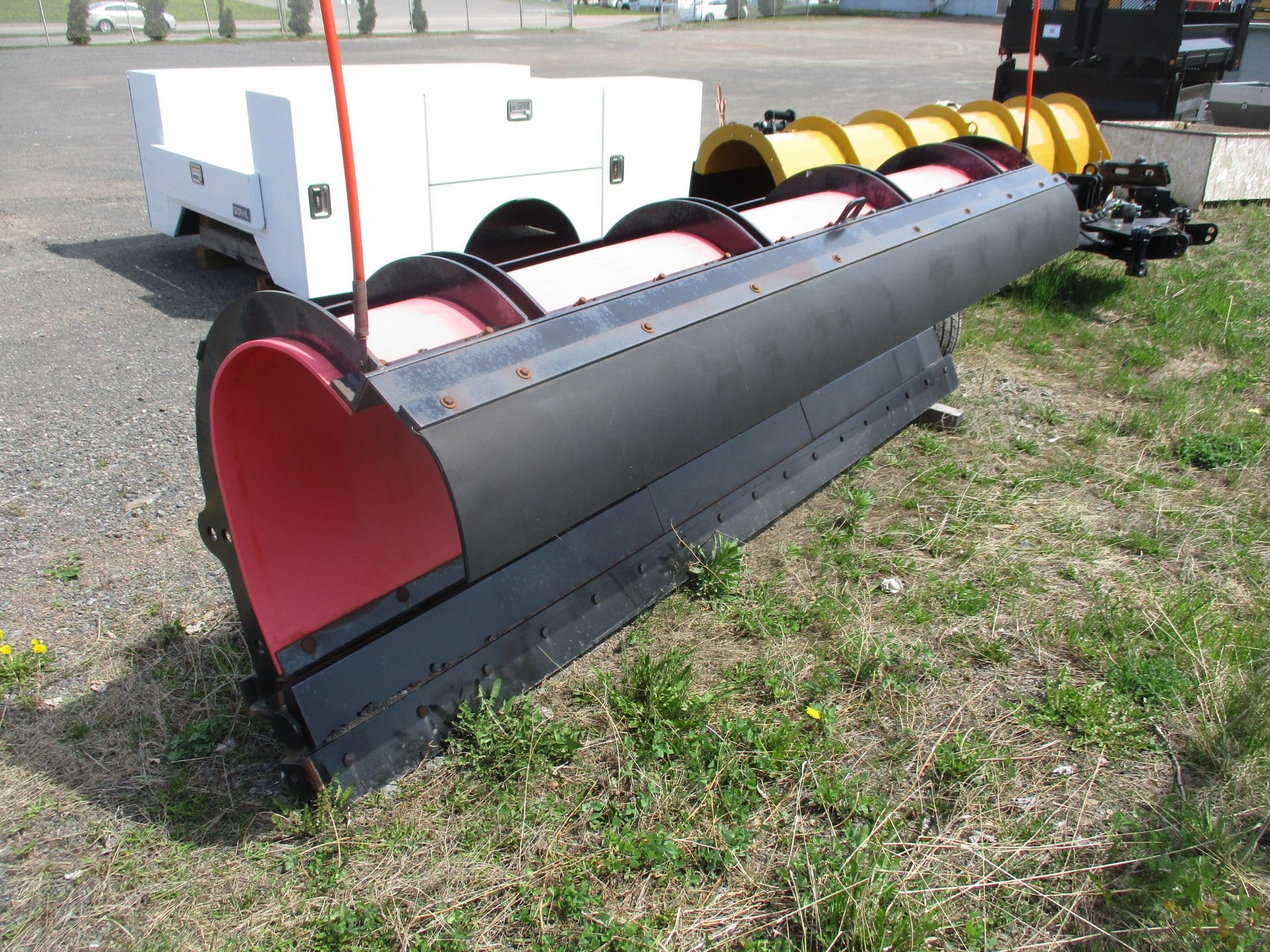 EVEREST PLOW, 11FT WIDE 2 WAY ANGLE PLOW S/N: R132TEW39PH-A - Image 2 of 3