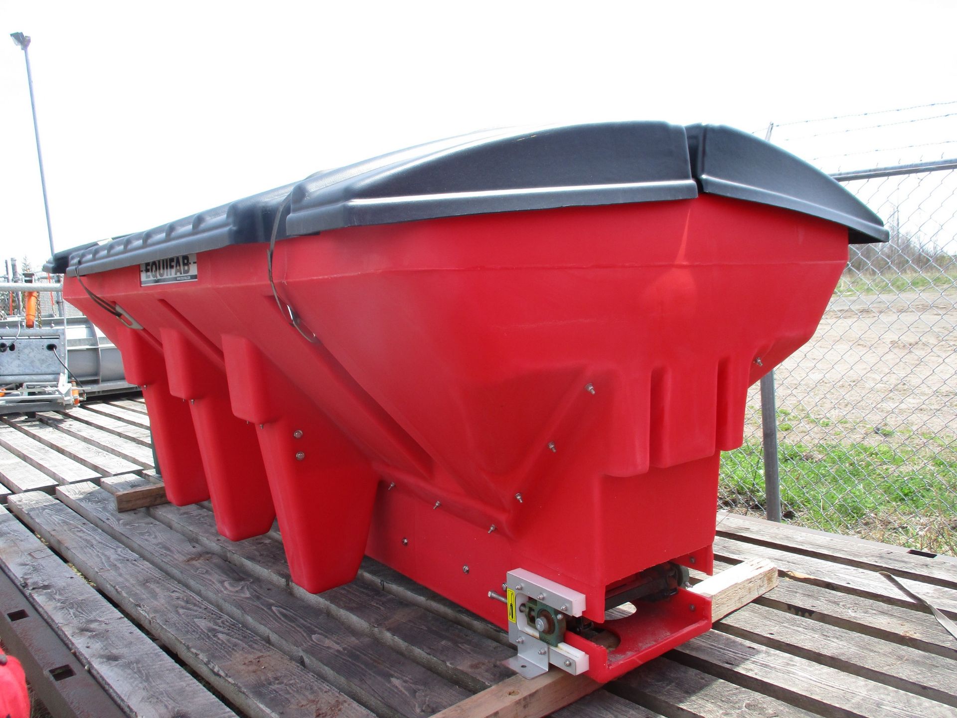 EQUIFAB POLYETHYLENE SALT AND SAND SPREADER SERIAL NUMBER: P210DL1910144 - Image 3 of 4