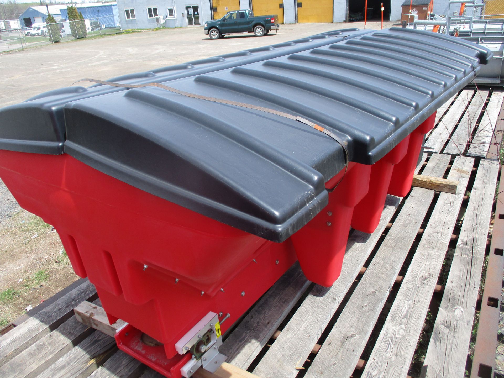 EQUIFAB POLYETHYLENE SALT AND SAND SPREADER SERIAL NUMBER: P210DL1910144 - Image 4 of 4