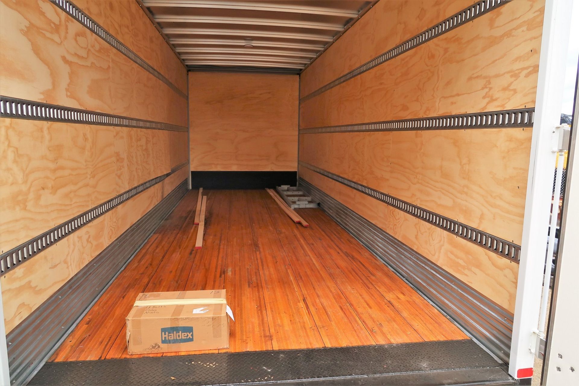 2018 DURABODY VAN BOX, ALUMINUM, HARD WOOD FLOOR, 24' BOX (TRUCK BOX HAS NOTED DAMAGE) - Image 3 of 3