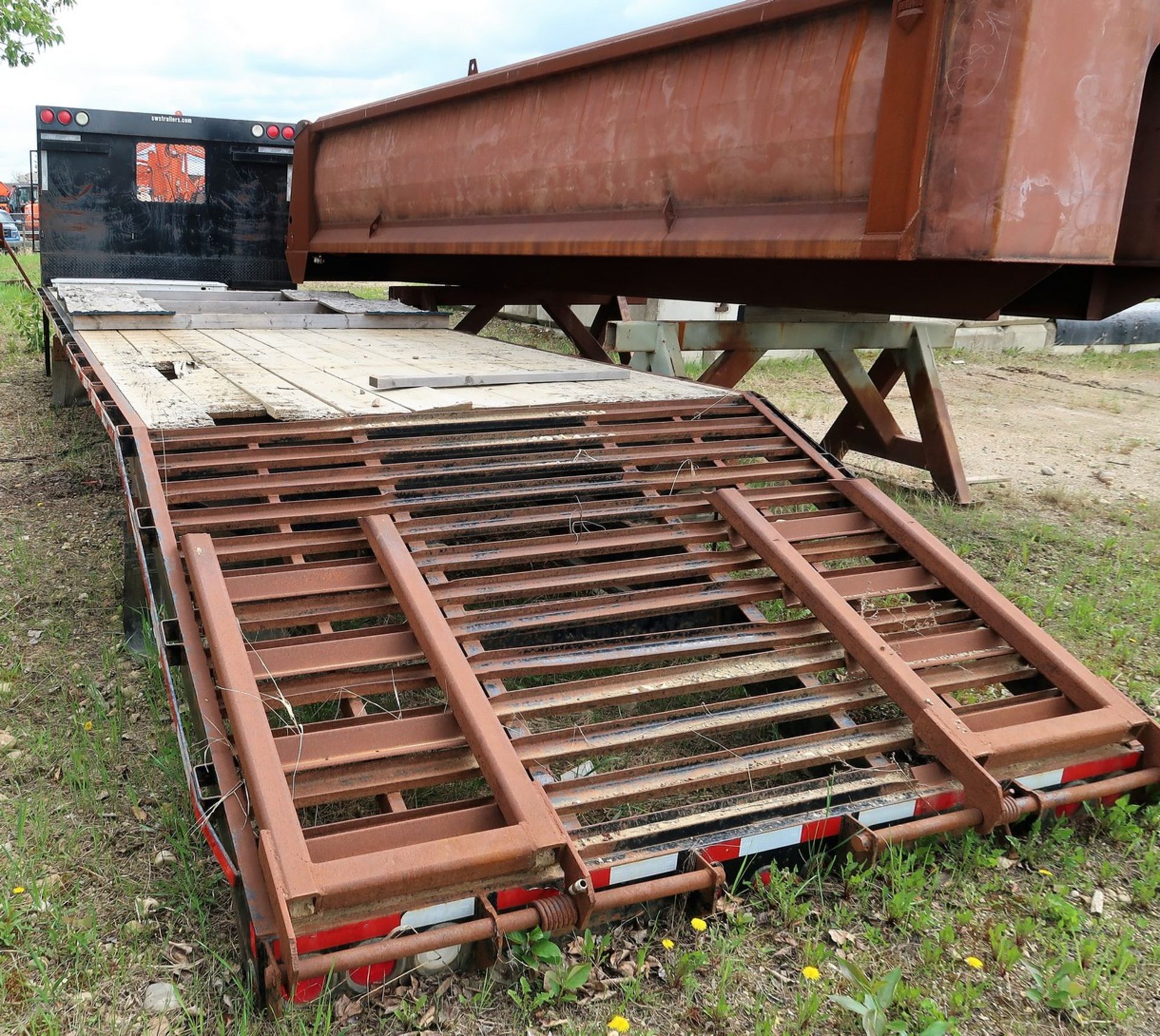 SWS TRAILERS FLAT DECK EQUIPMENT DECK W/BEAVER TAIL, UNDER BODY TOOL BOX - Image 2 of 2