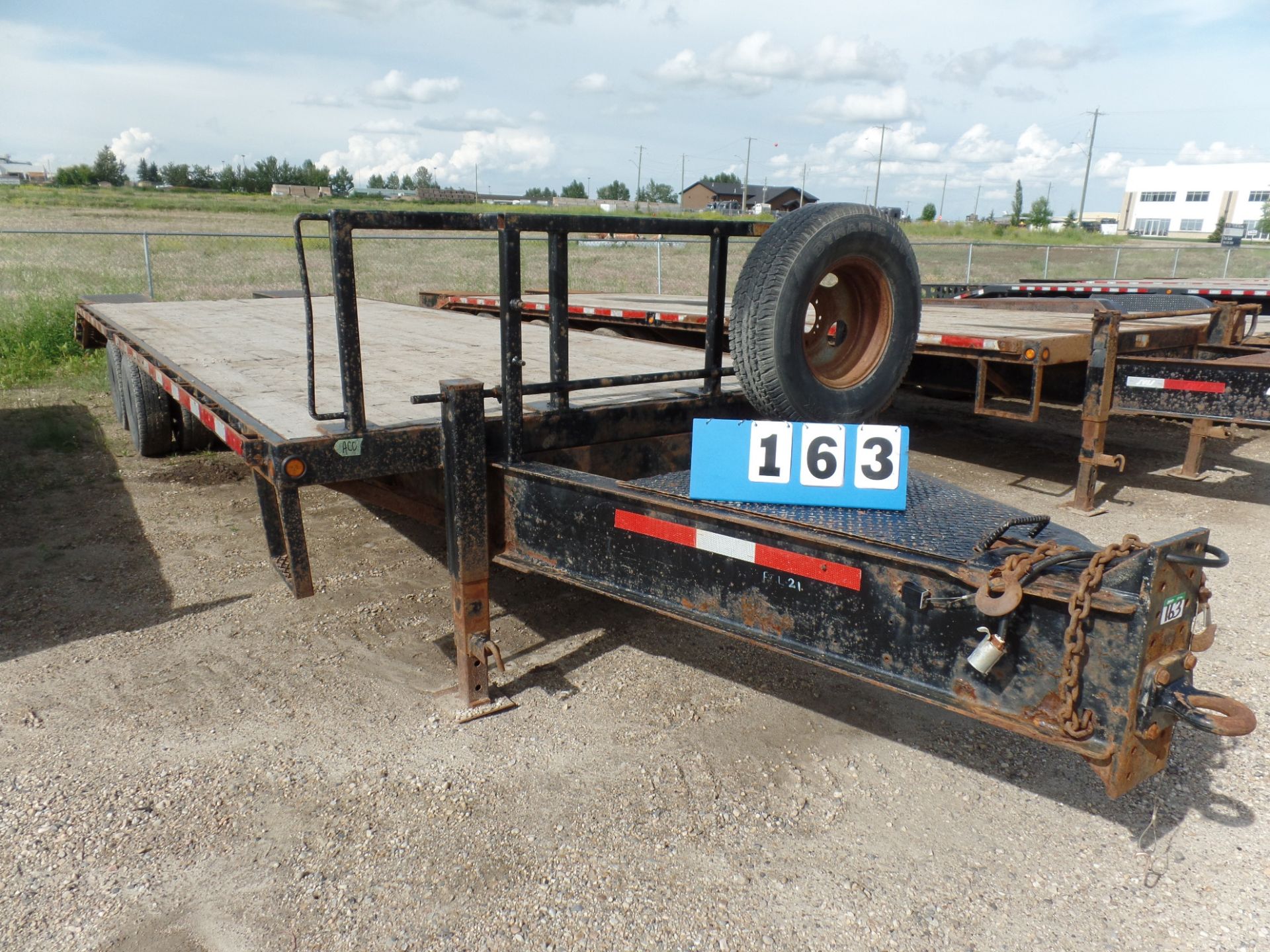 EQUIPMENT TRAILER, 25' TANDEM DUAL BEAVERTAIL W/FOLD OVER RAMPS, ELEC. BRAKES VIN: - Image 2 of 8