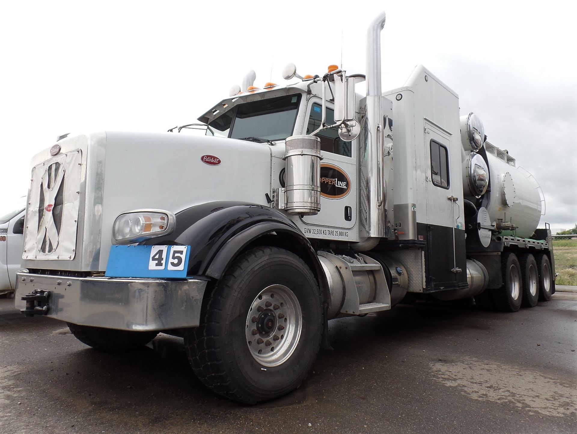 2015 PETERBILT 367 TRI DRIVE HYDRO VAC TRUCK, 148,044 KM., CUMMINS ISX15, 550 HP, ENGINE BRAKE,