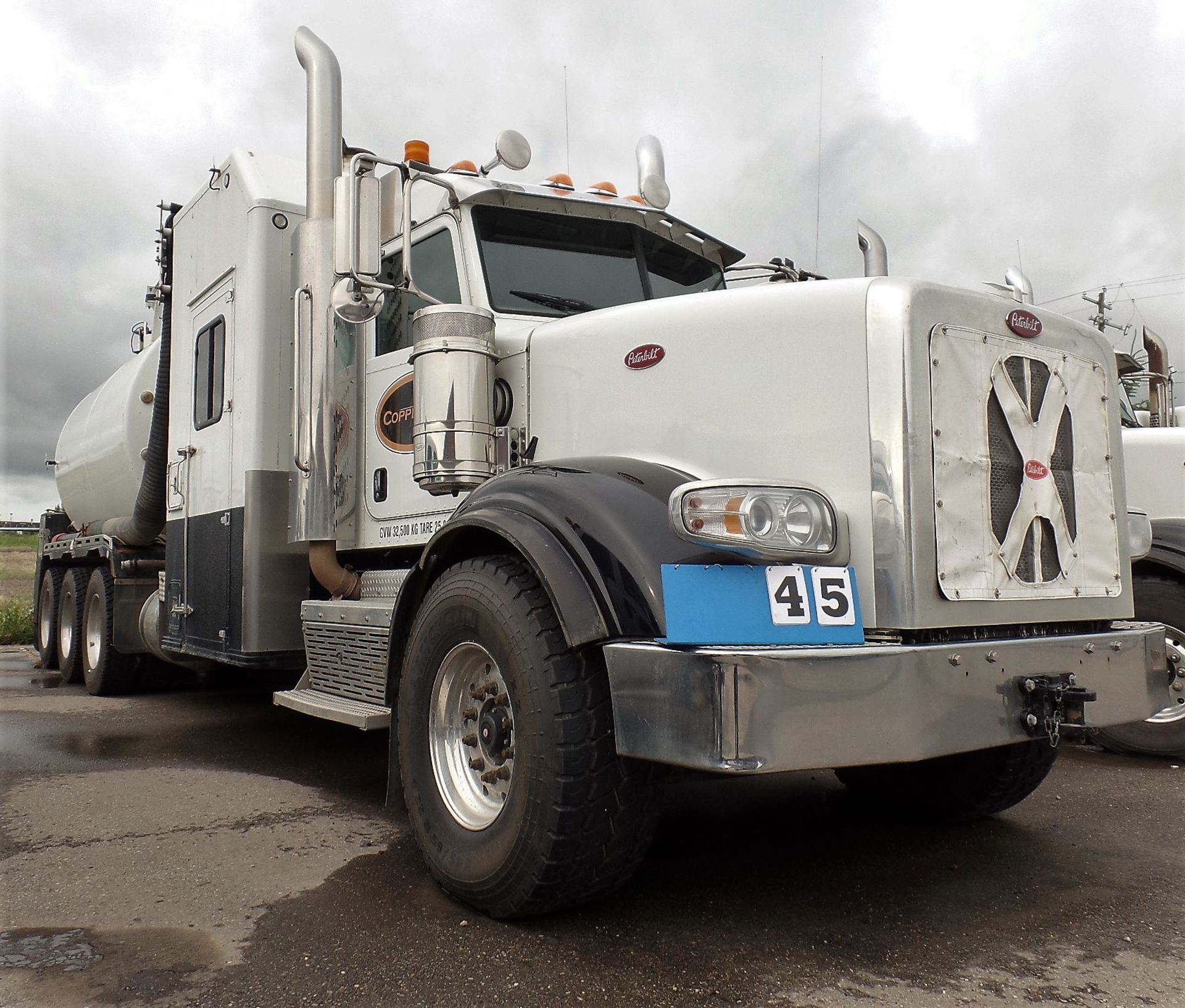 2015 PETERBILT 367 TRI DRIVE HYDRO VAC TRUCK, 148,044 KM., CUMMINS ISX15, 550 HP, ENGINE BRAKE, - Image 2 of 27