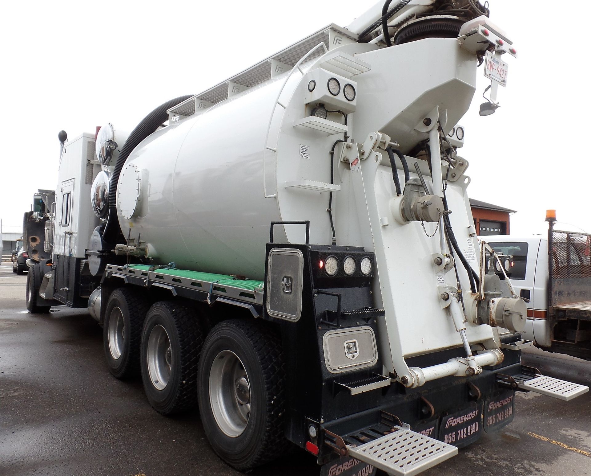 2015 PETERBILT 367 TRI DRIVE HYDRO VAC TRUCK, 148,044 KM., CUMMINS ISX15, 550 HP, ENGINE BRAKE, - Image 4 of 27