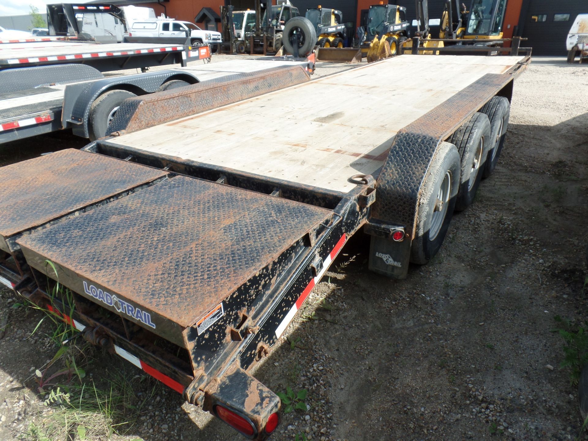 2015 LOAD TRAIL TRI AXLE 20.5' EQUIPMENT TRAILER, BEAVERTAIL W/FOLD OVER RAMPS, ELEC. BRAKES, S/N - Image 7 of 8