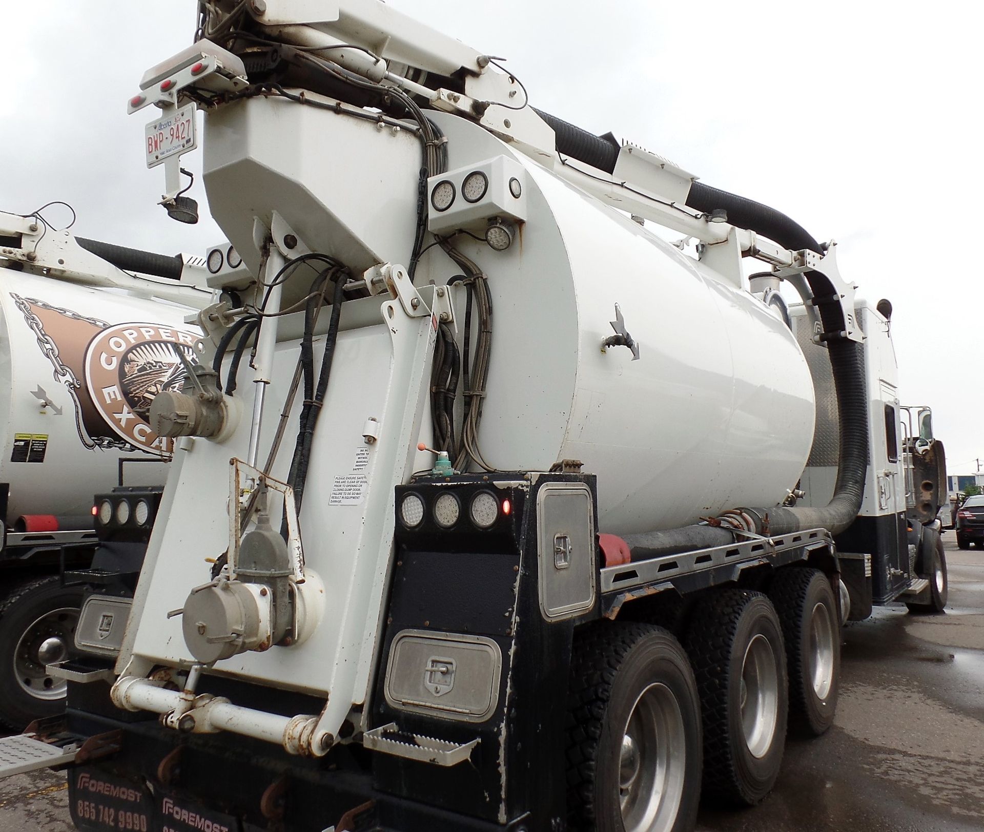 2015 PETERBILT 367 TRI DRIVE HYDRO VAC TRUCK, 148,044 KM., CUMMINS ISX15, 550 HP, ENGINE BRAKE, - Image 5 of 27