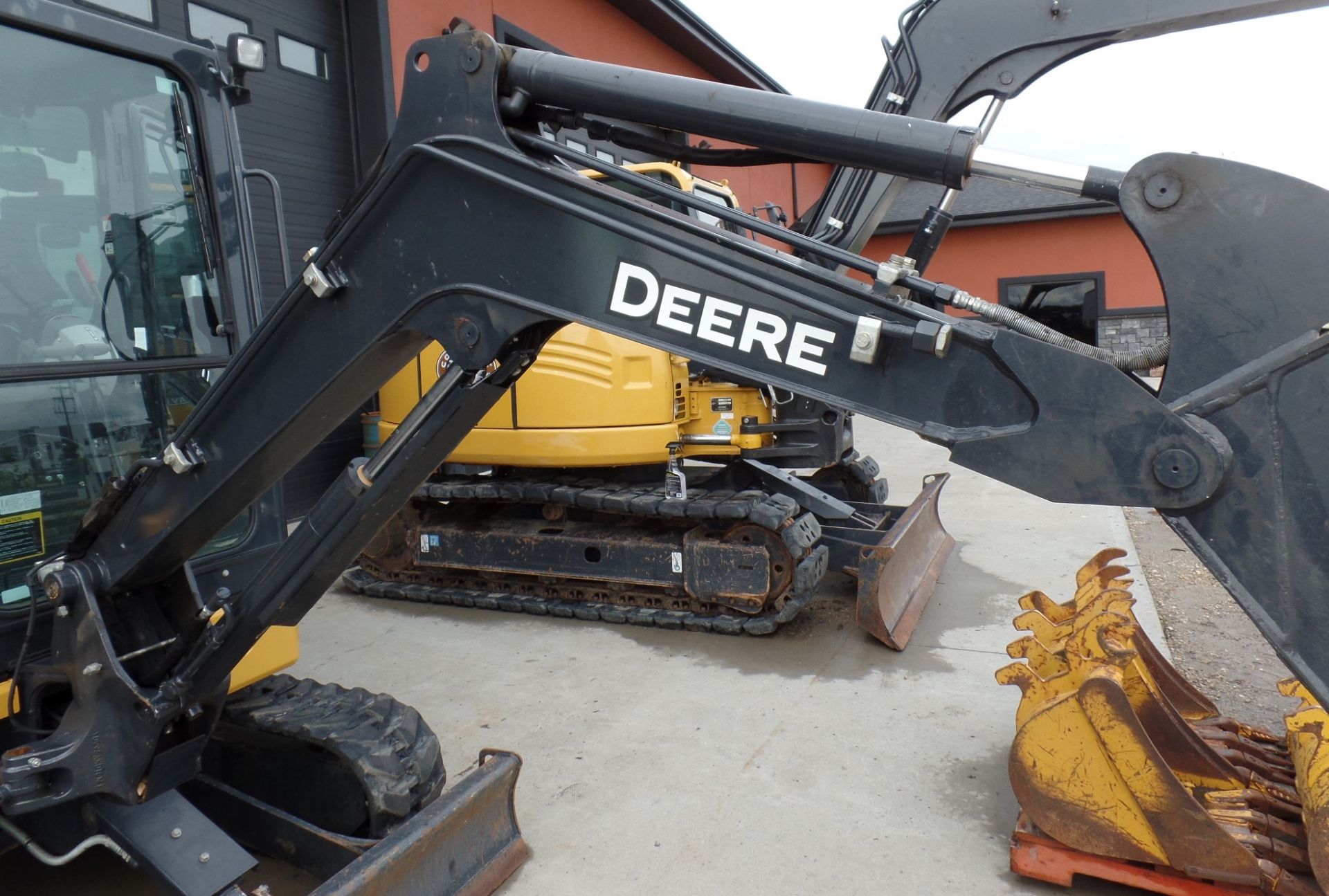 2017 JOHN DEERE 26G MINI HYDRAULIC EXCAVATOR, AUX. HYD. DOZER, ATTACHMENT PLUMBED, 622 HRS. S/N - Image 8 of 12