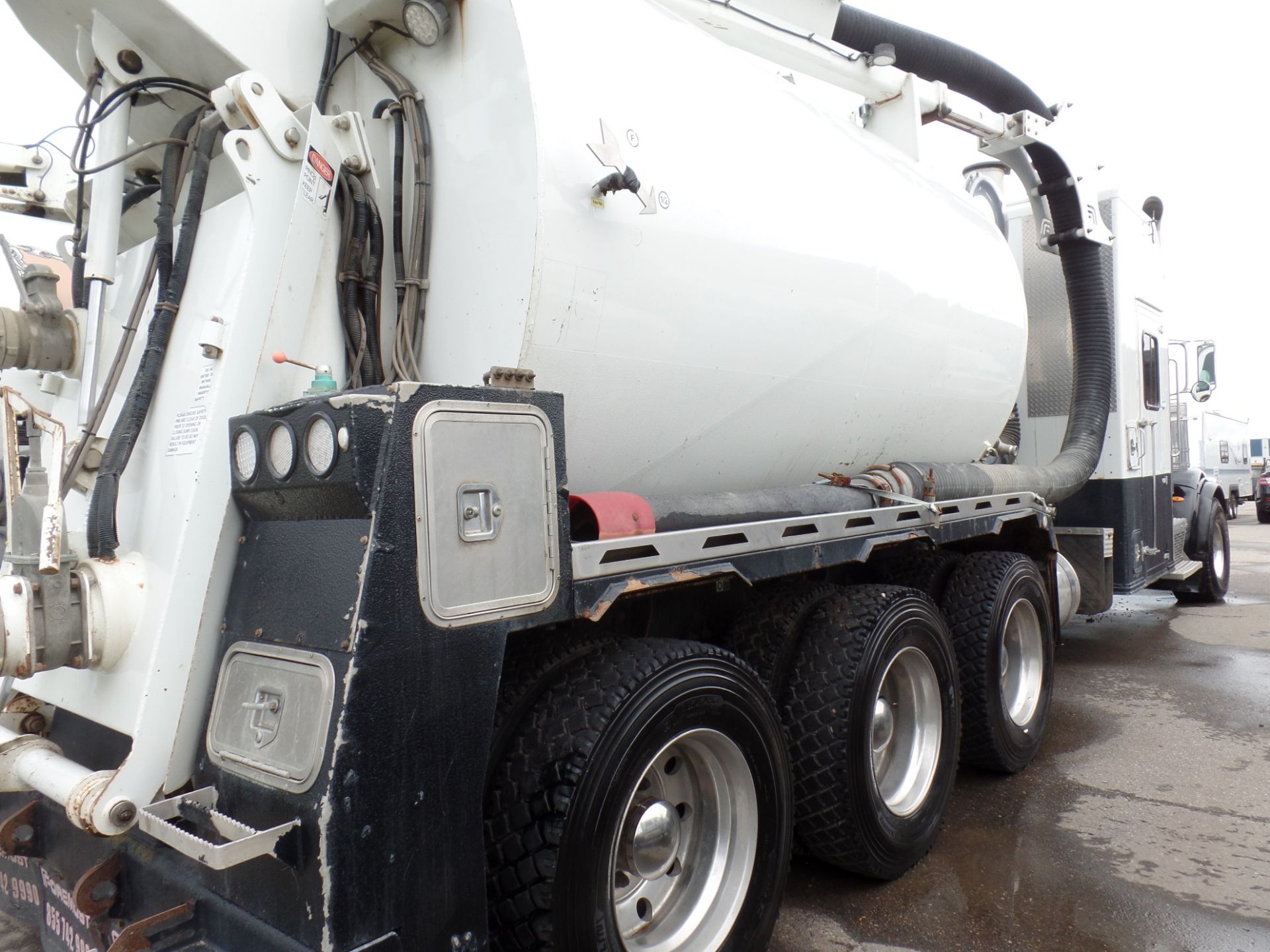 2015 PETERBILT 367 TRI DRIVE HYDRO VAC TRUCK, 148,044 KM., CUMMINS ISX15, 550 HP, ENGINE BRAKE, - Image 26 of 27