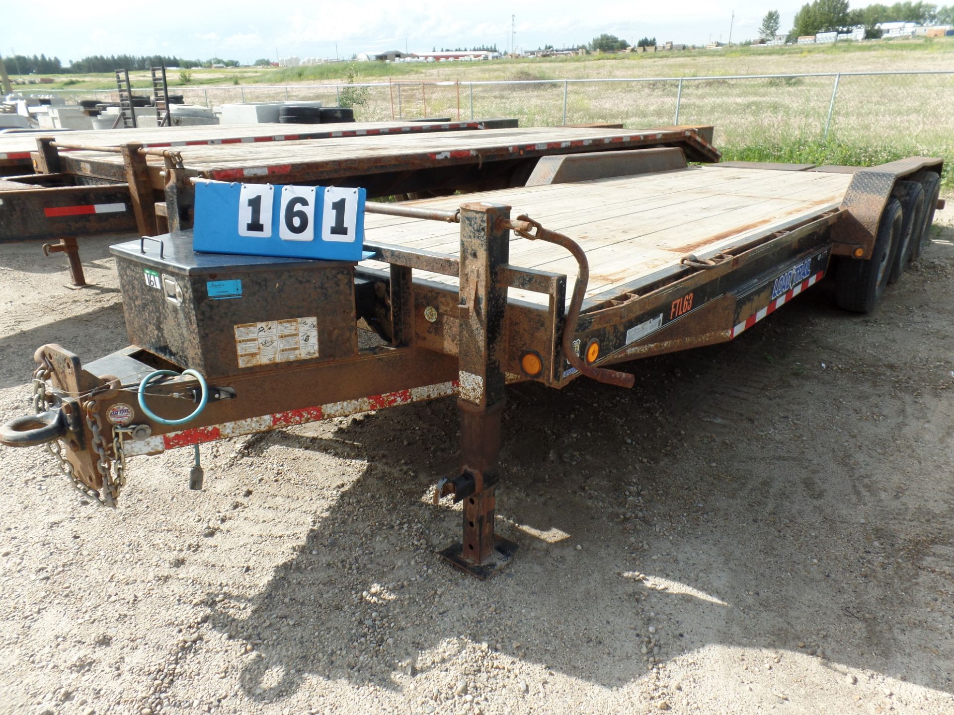 2015 LOAD TRAIL TRI AXLE 20.5' EQUIPMENT TRAILER, BEAVERTAIL W/FOLD OVER RAMPS, ELEC. BRAKES, S/N