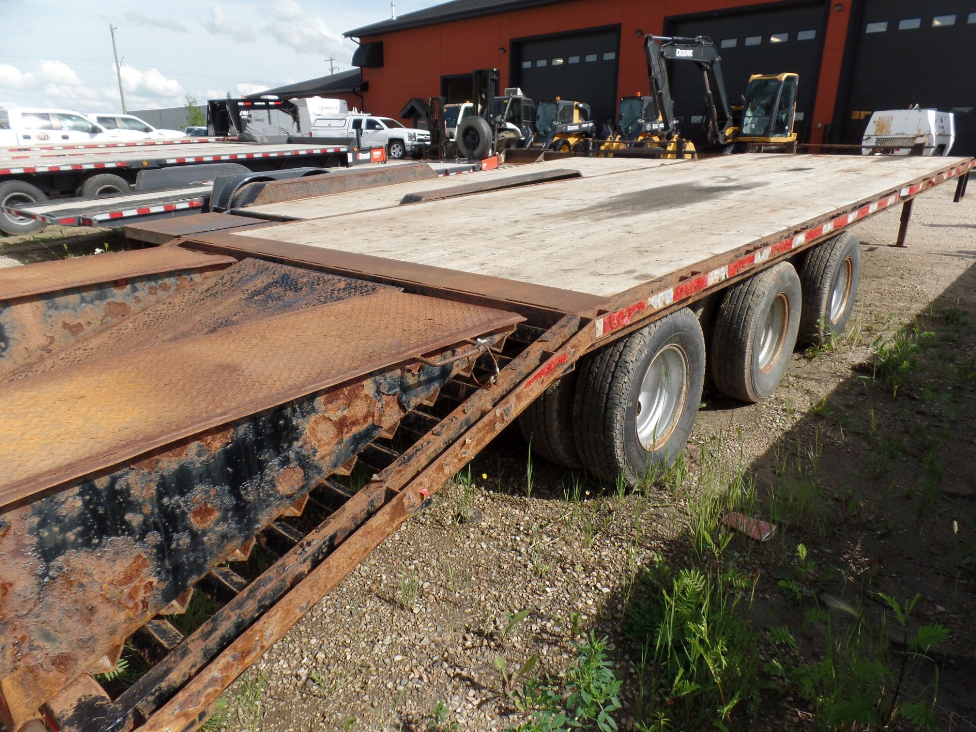 2013 SWS 24' TANDEM TRI AXLE EQUIPMENT TRAILER, BEAVERTAIL W/FOLD OVER RAMPS, S/N 4UGFP3033ED024685 - Image 6 of 8