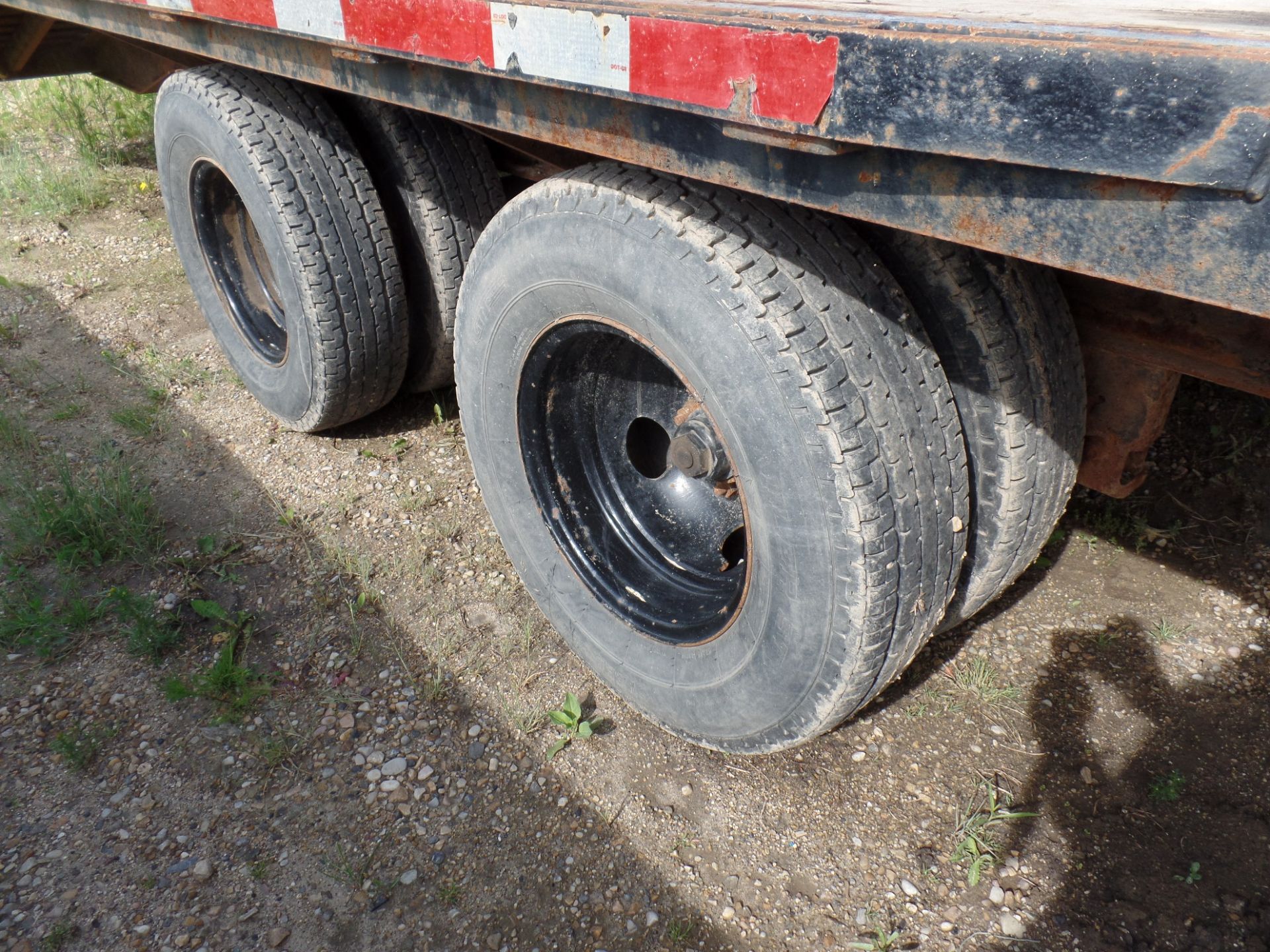 EQUIPMENT TRAILER, 25' TANDEM DUAL BEAVERTAIL W/FOLD OVER RAMPS, ELEC. BRAKES VIN: - Image 7 of 8