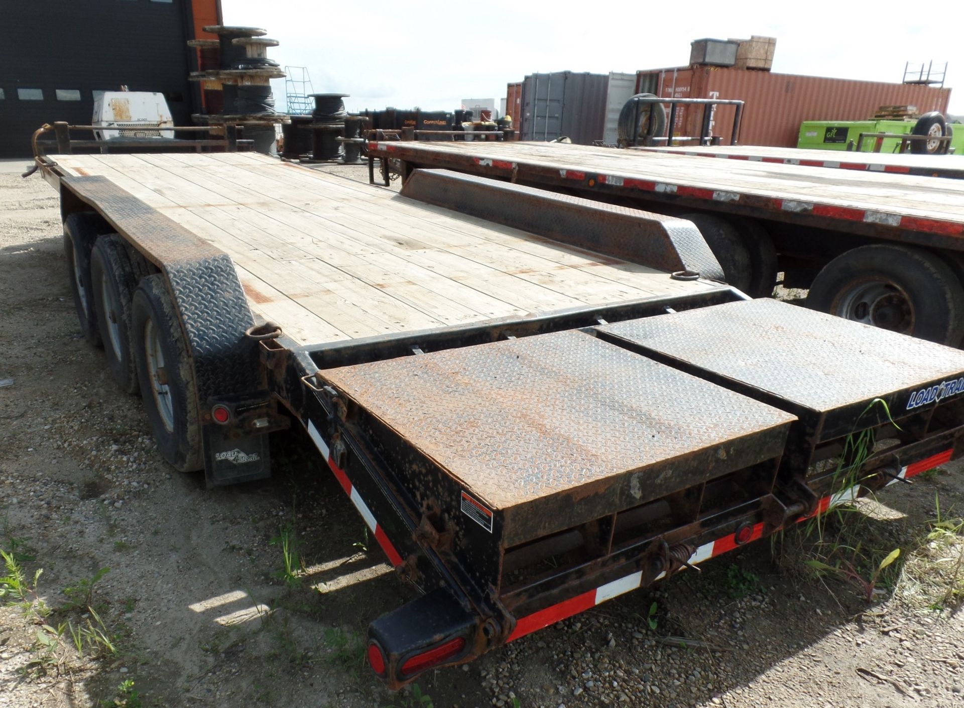 2015 LOAD TRAIL TRI AXLE 20.5' EQUIPMENT TRAILER, BEAVERTAIL W/FOLD OVER RAMPS, ELEC. BRAKES, S/N - Image 6 of 8
